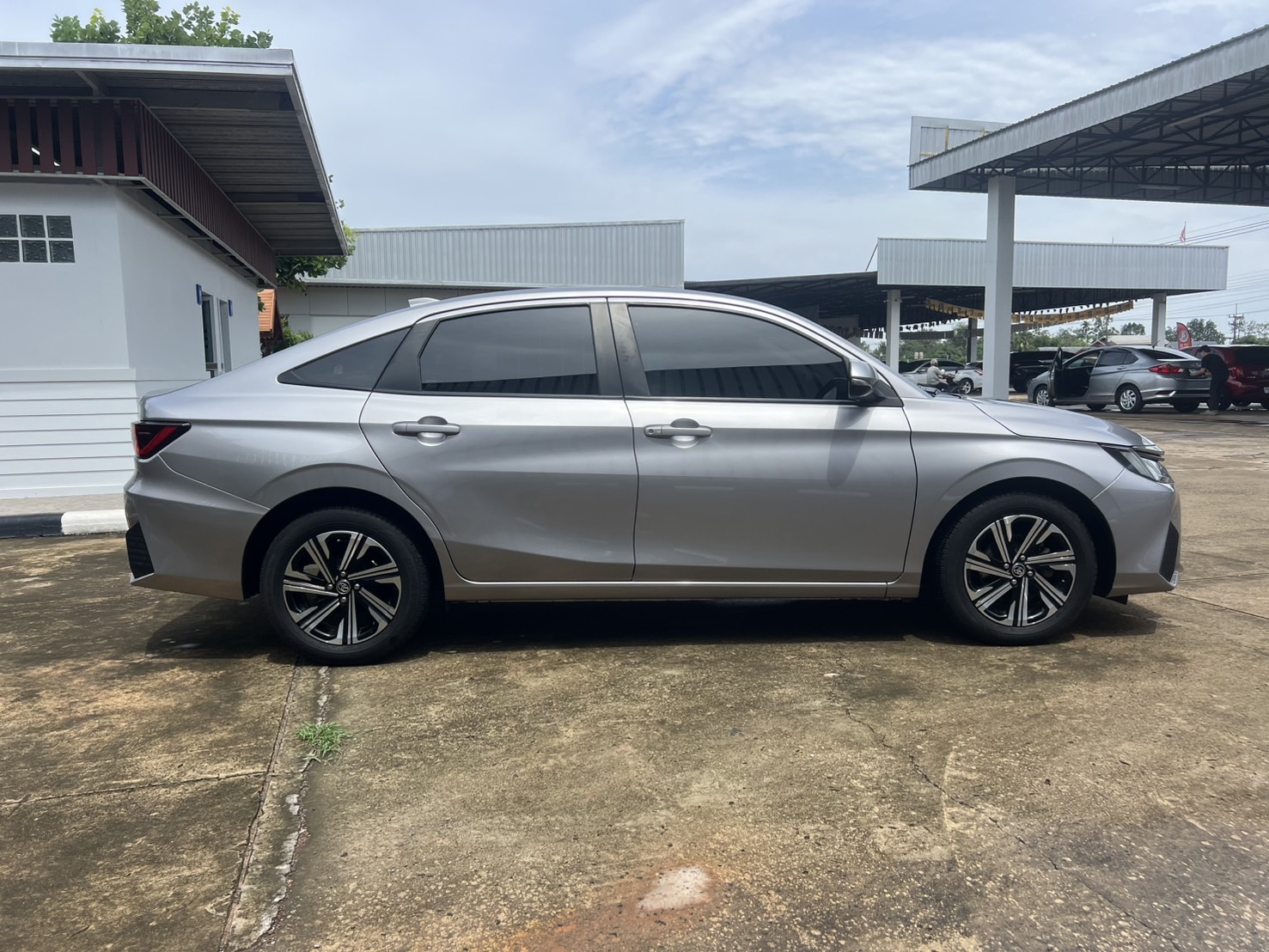 Car image 11