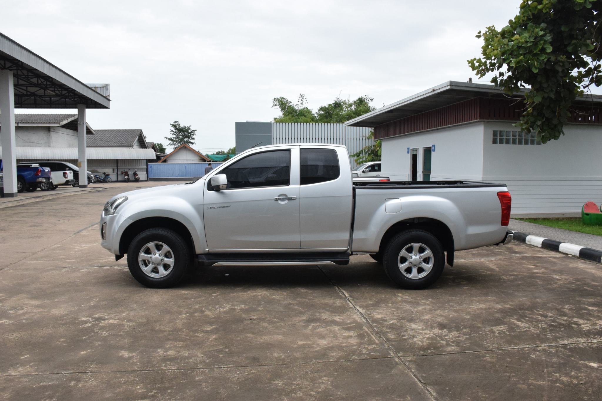 Car image 12