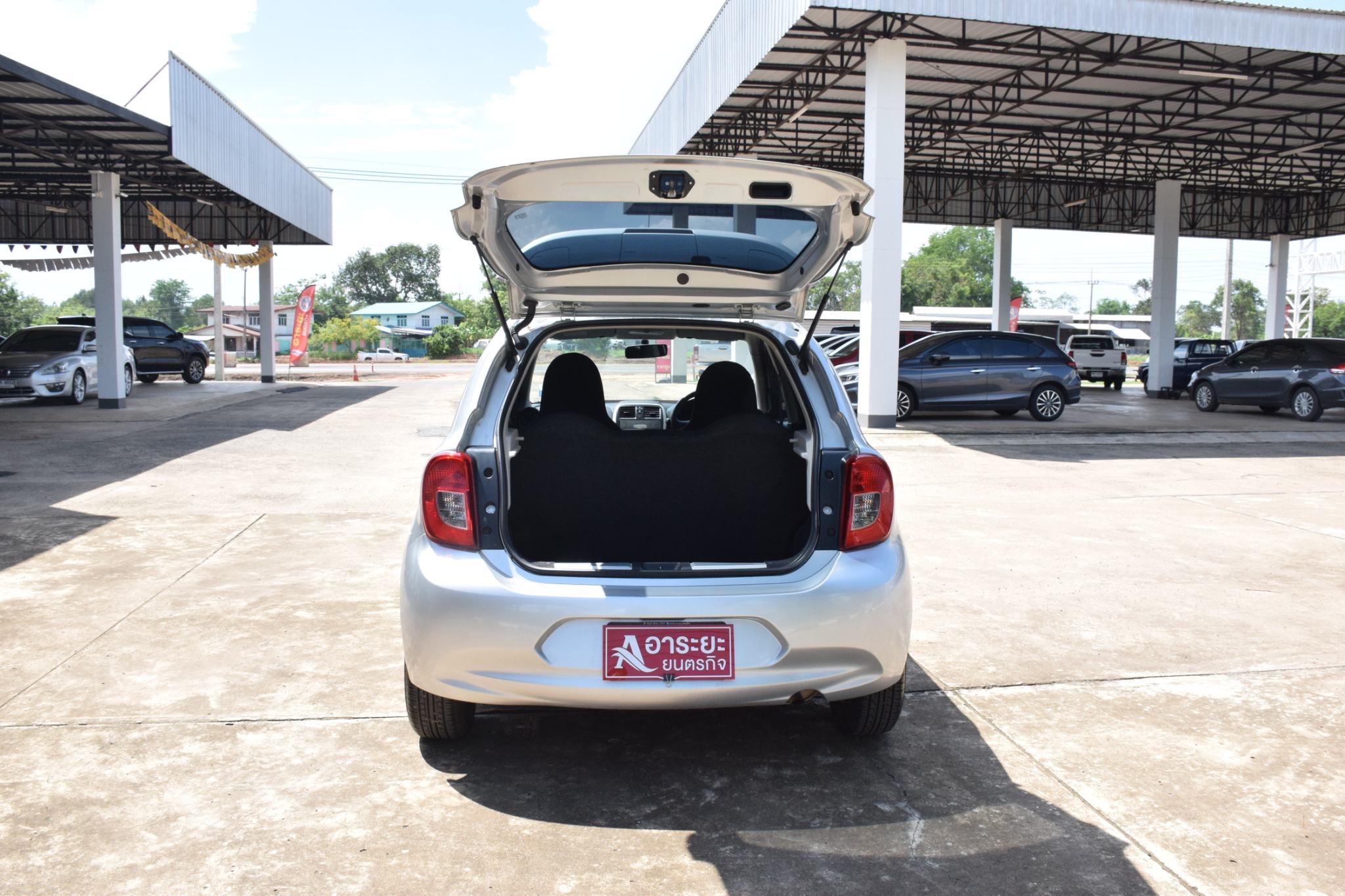 Car image 9