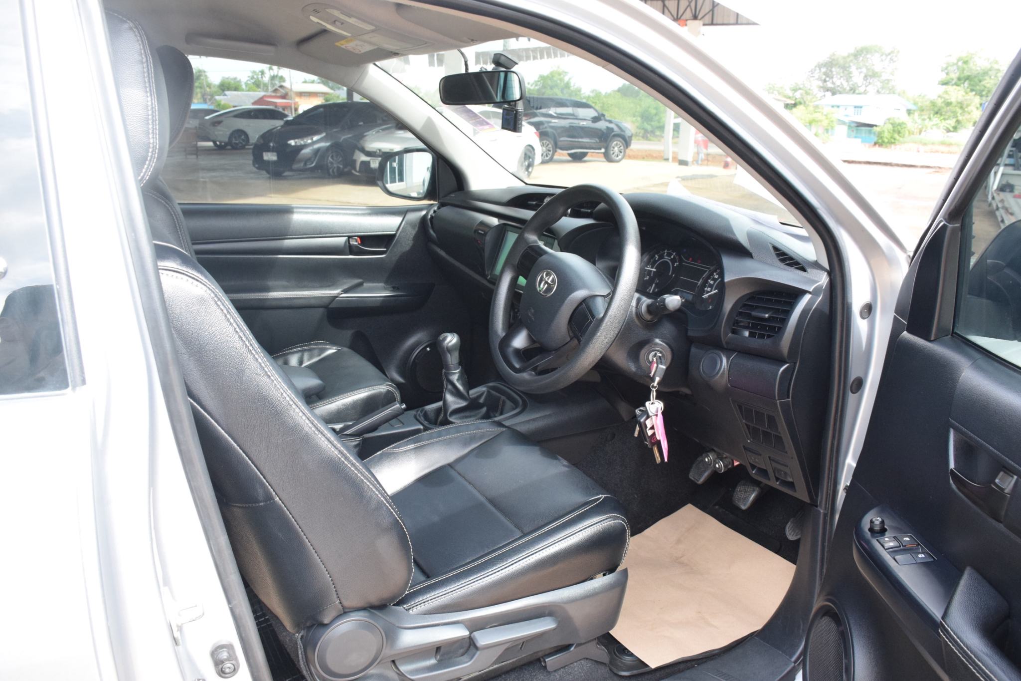 Car image 13