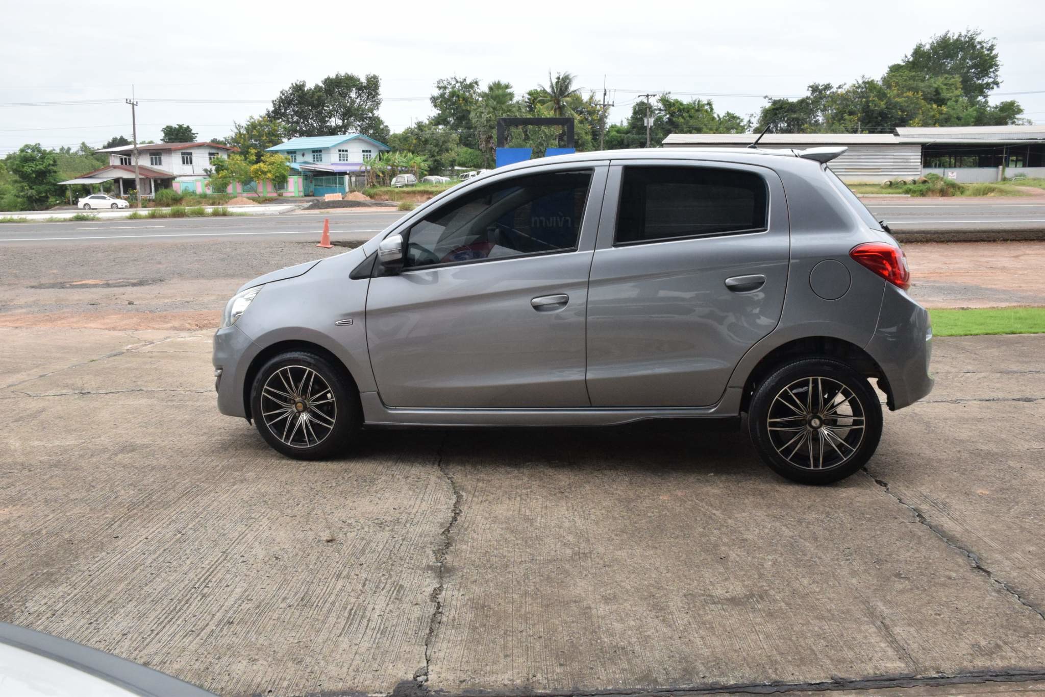 Car image 12