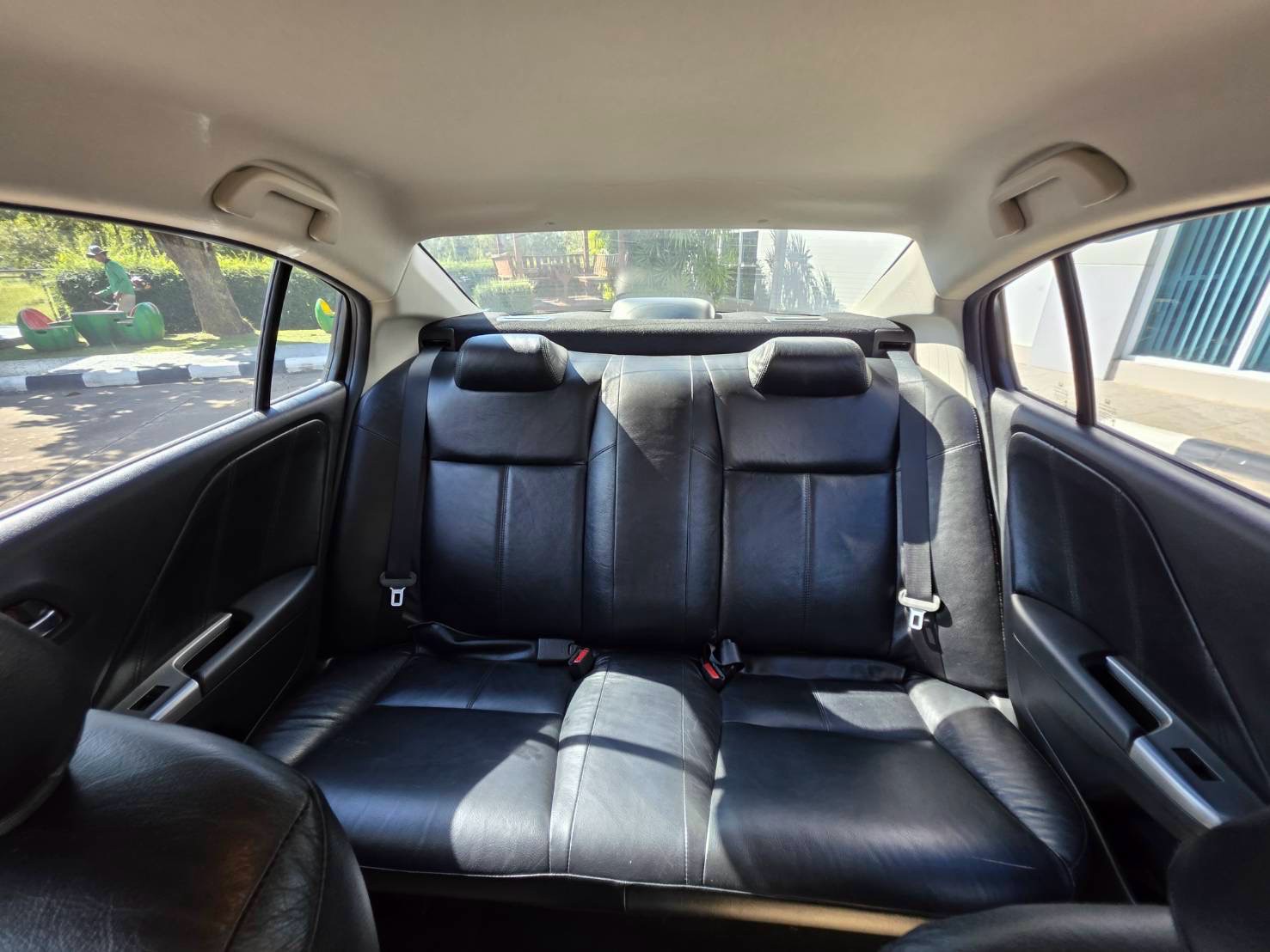 Car image 16