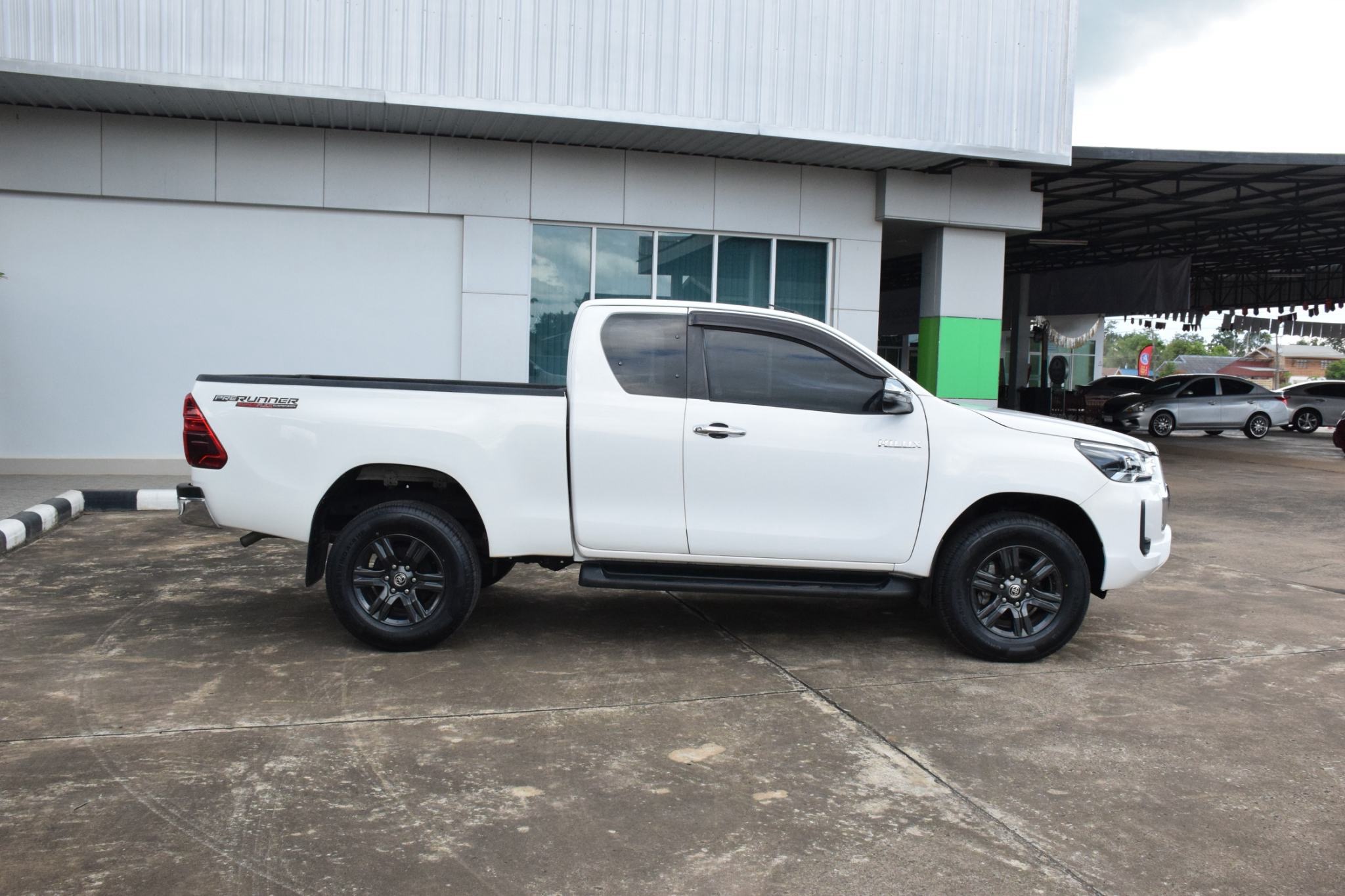 Car image 11
