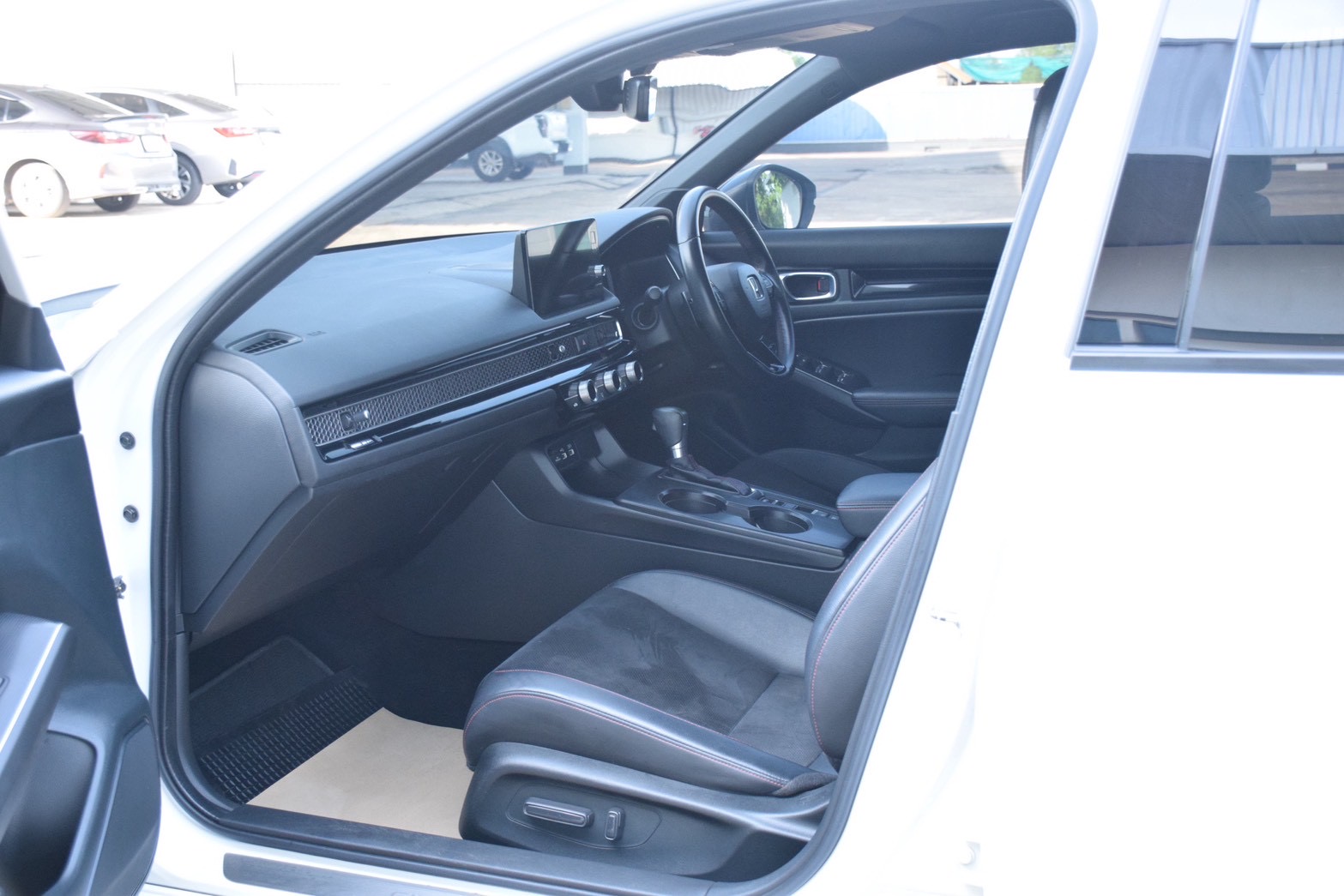 Car image 16
