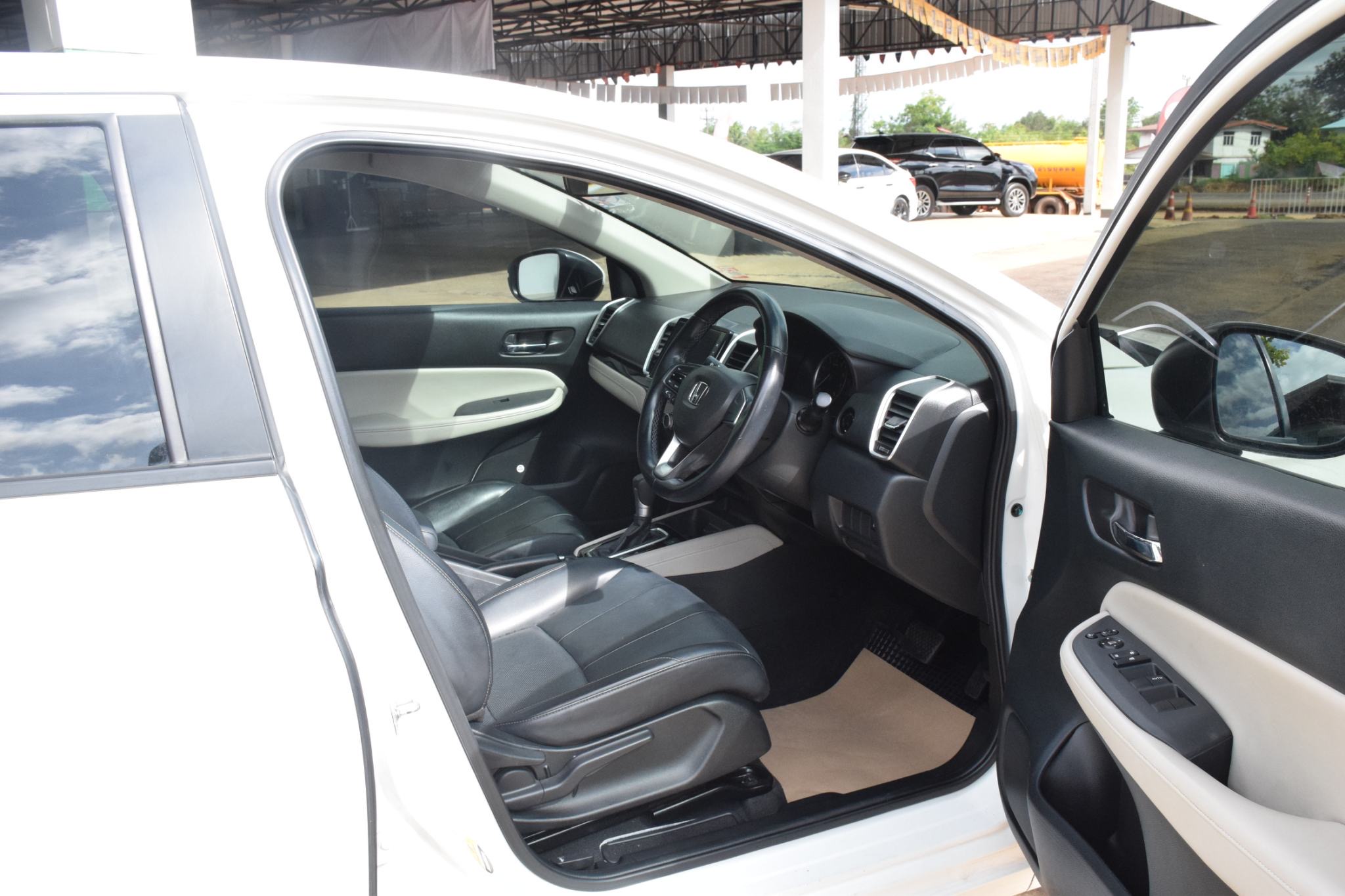 Car image 14