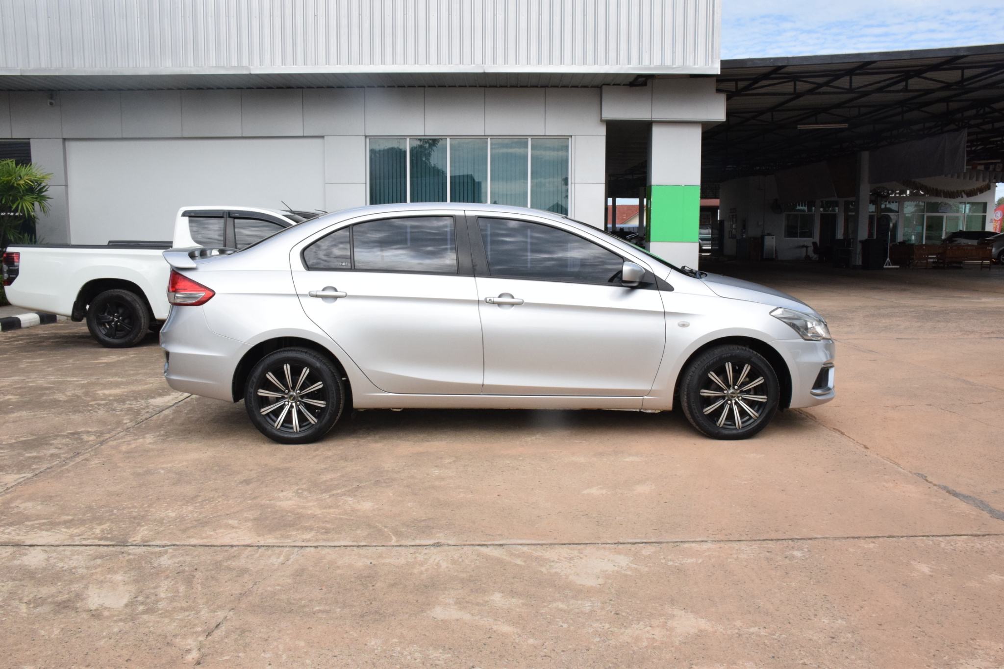 Car image 11
