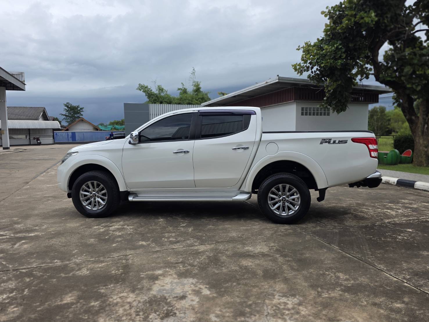 Car image 12