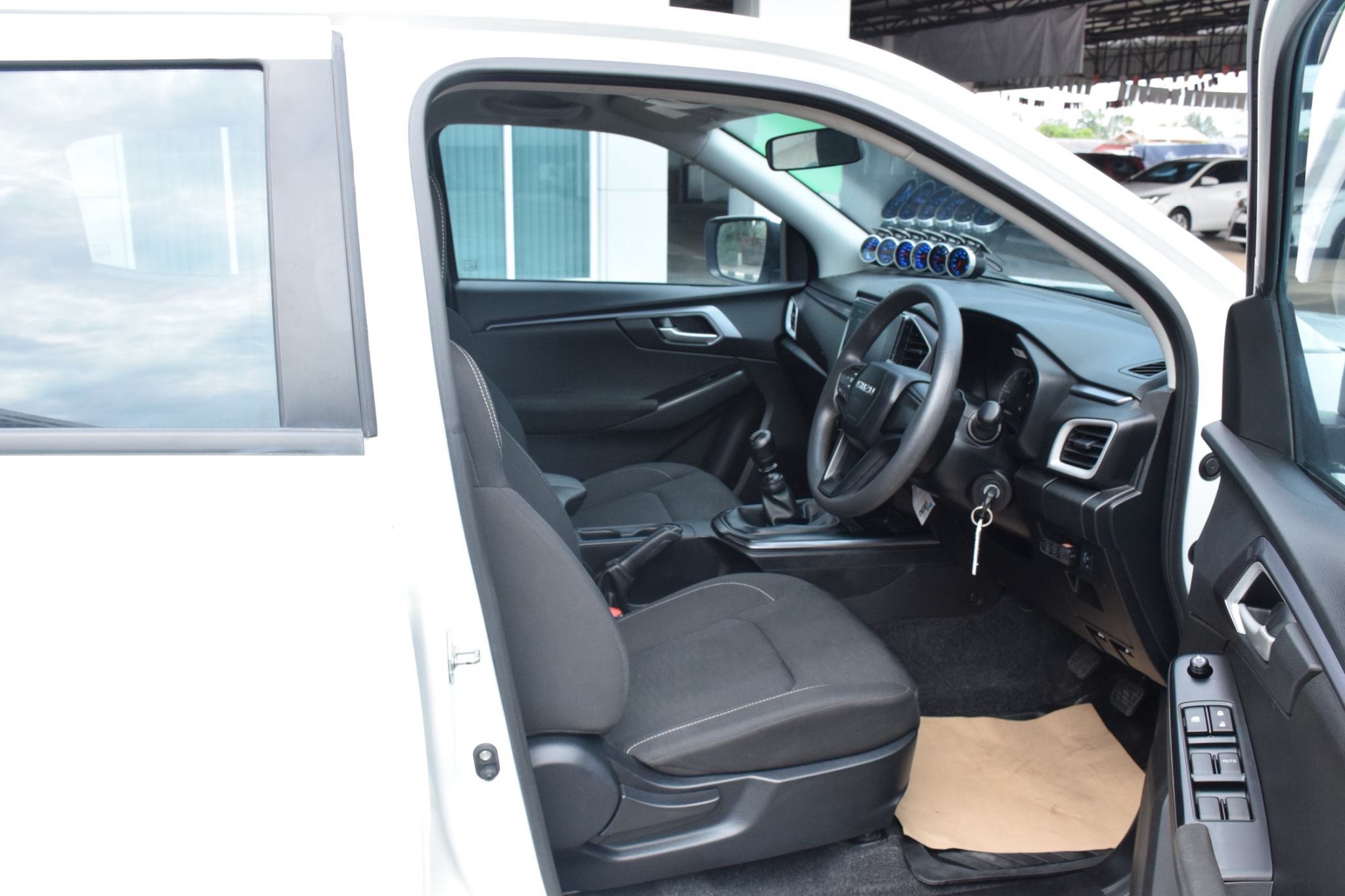 Car image 13