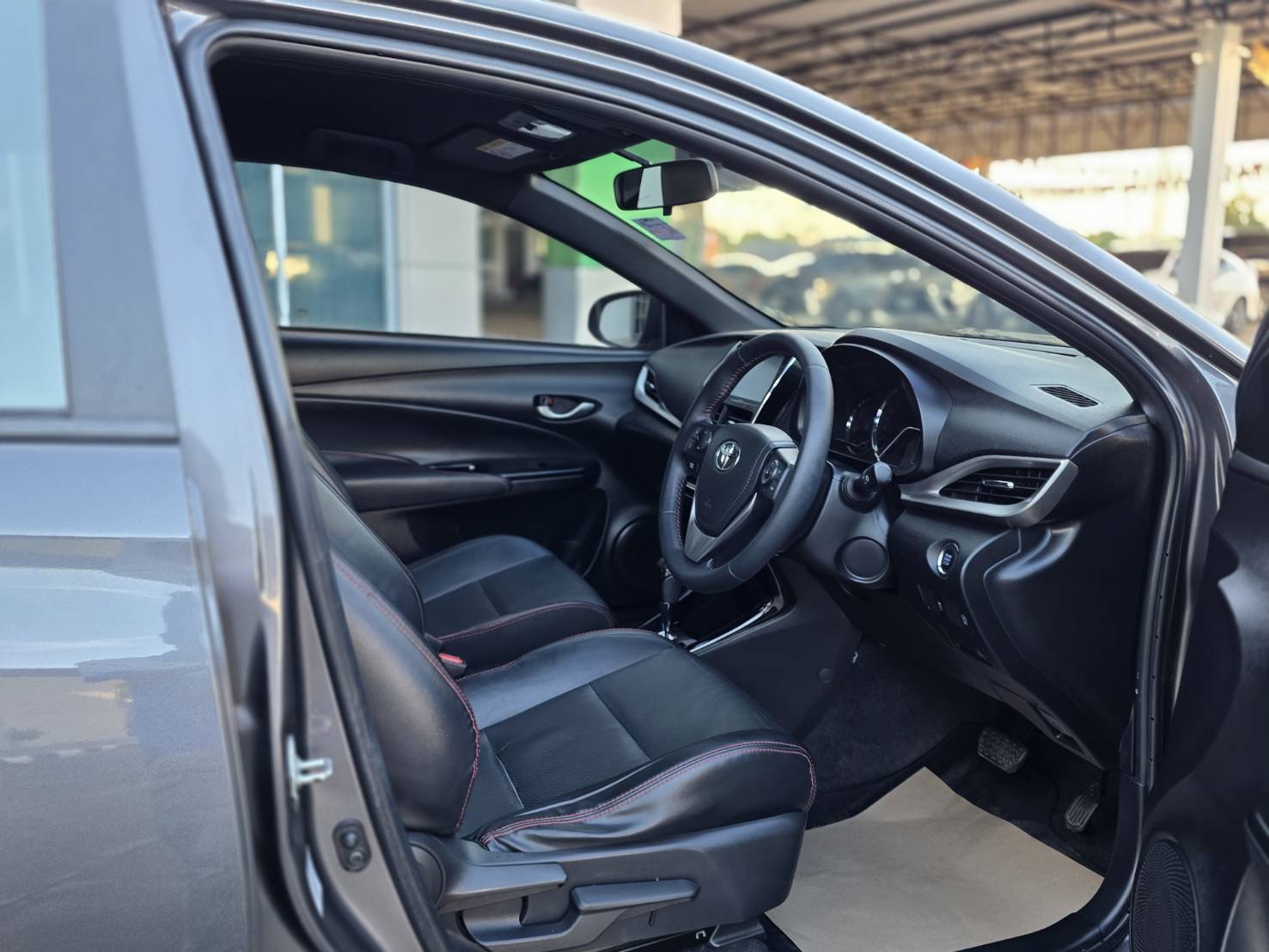 Car image 13