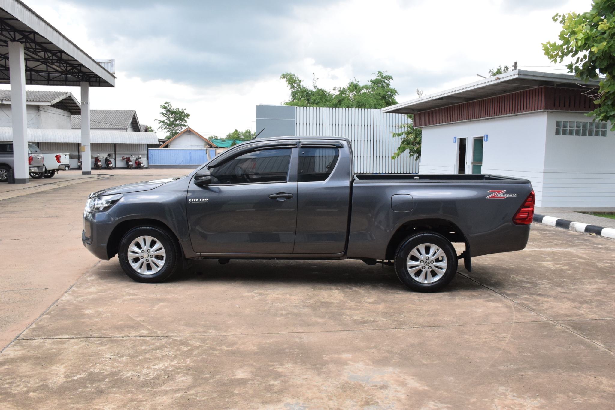 Car image 12