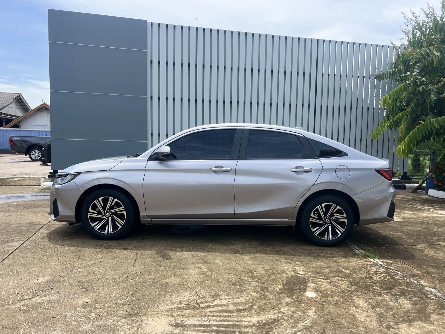 Car image 12