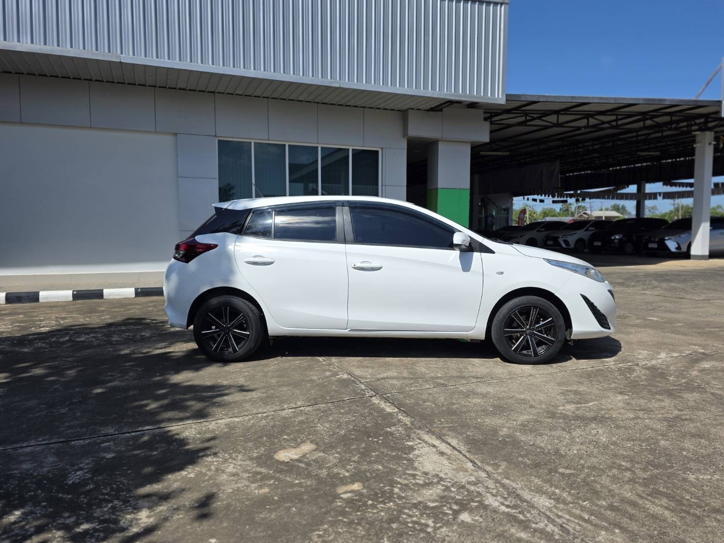Car image 10