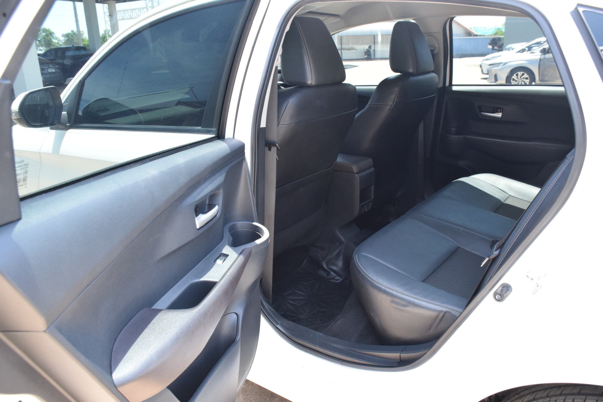 Car image 16