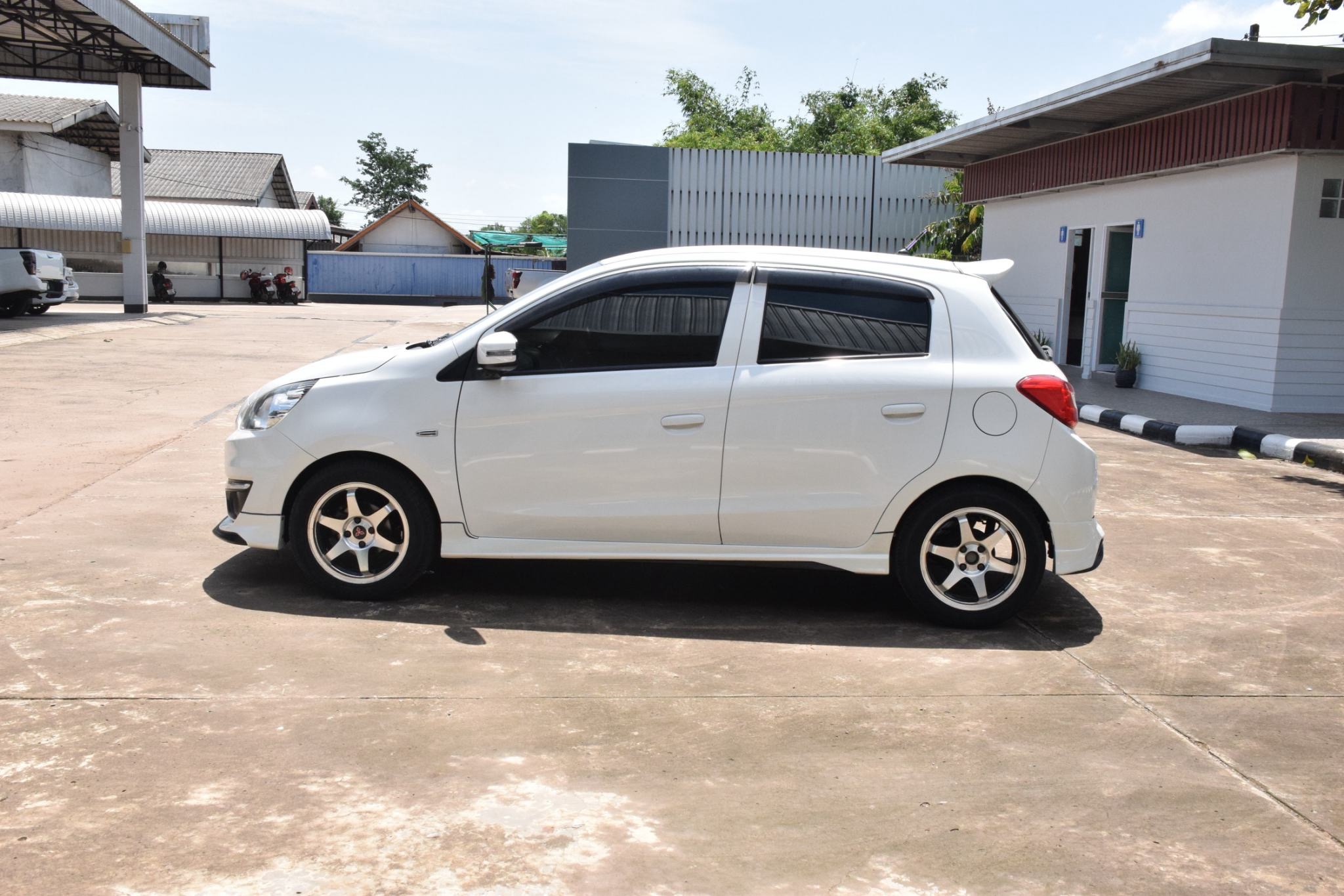 Car image 12