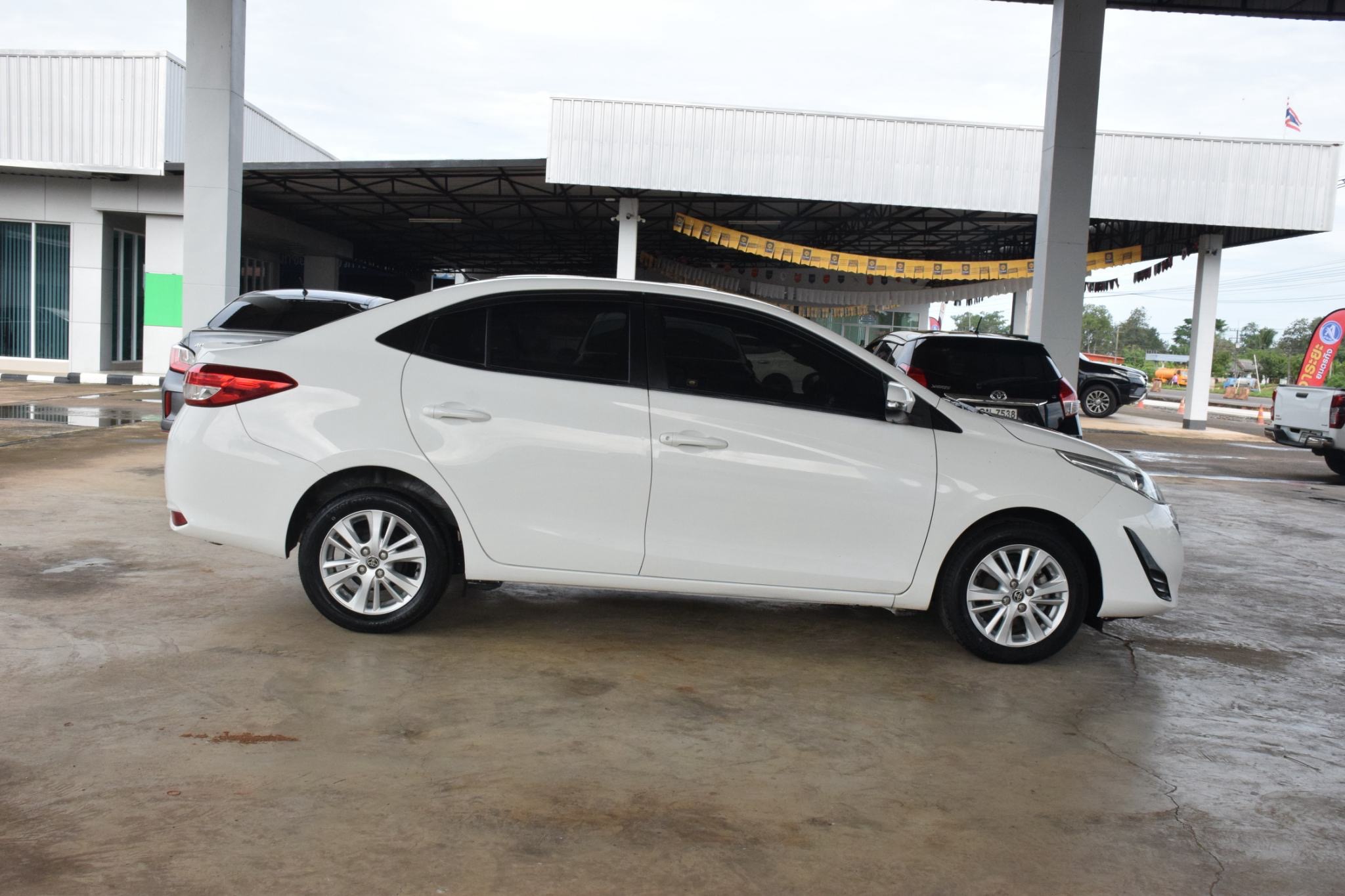 Car image 11