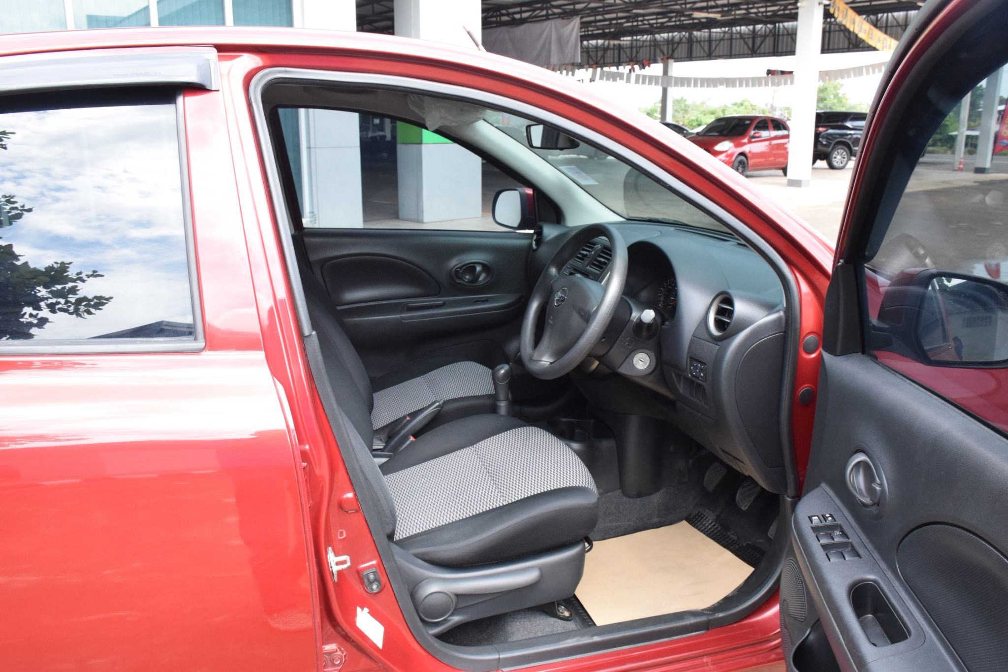 Car image 14