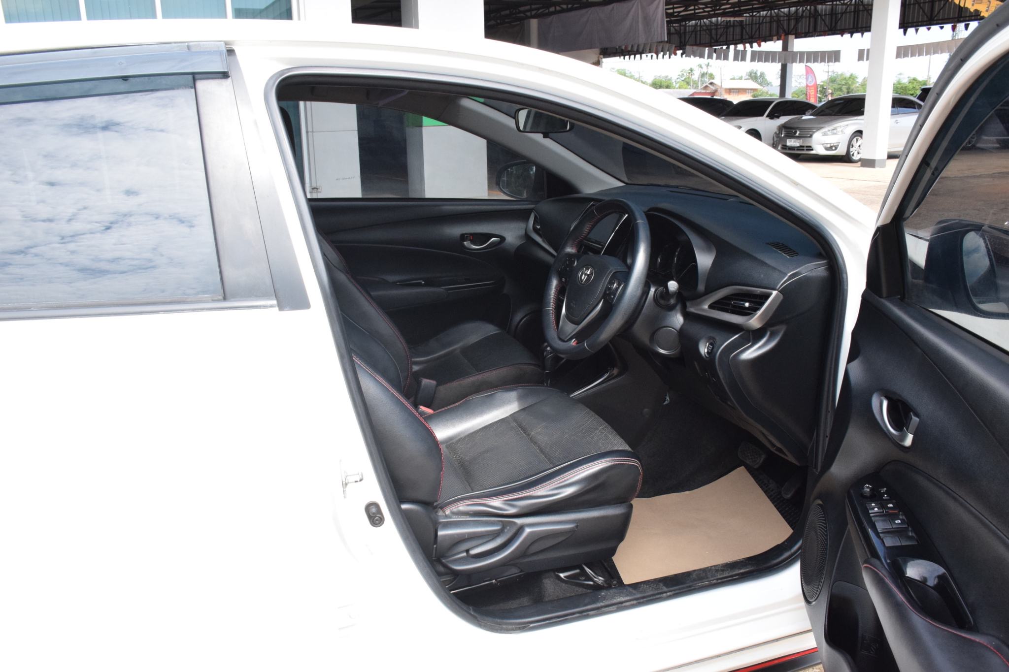 Car image 13