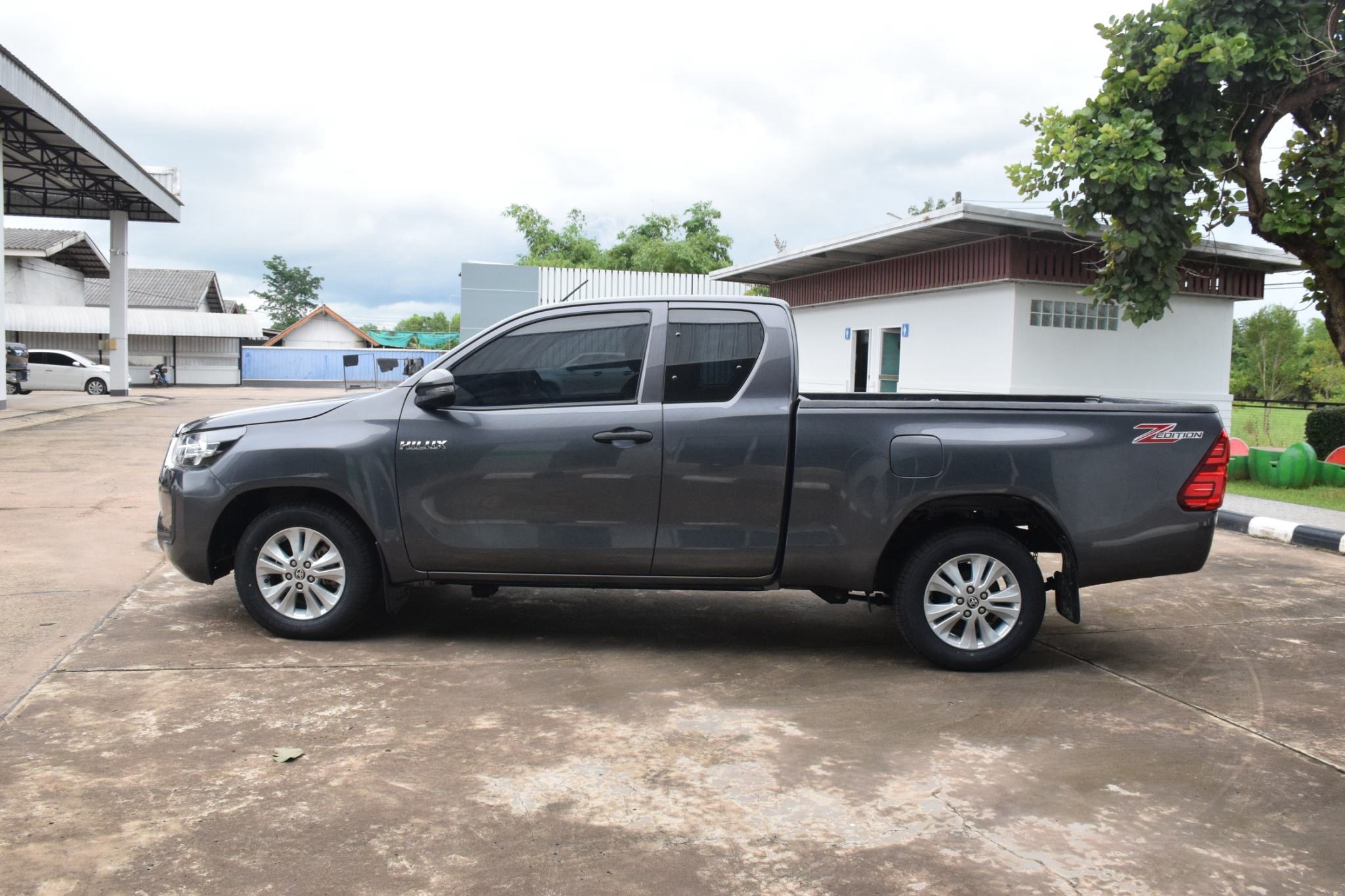 Car image 12