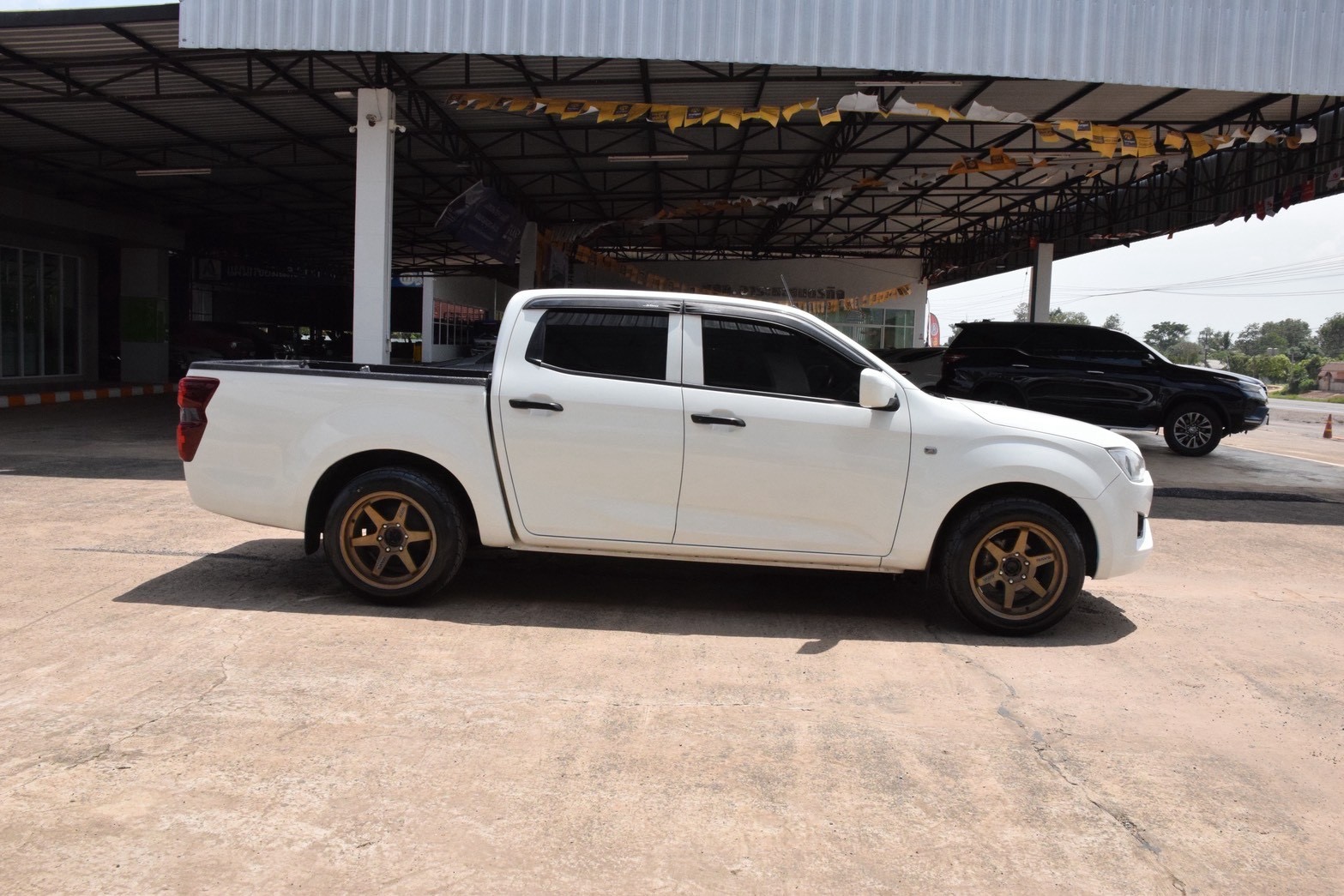 Car image 11