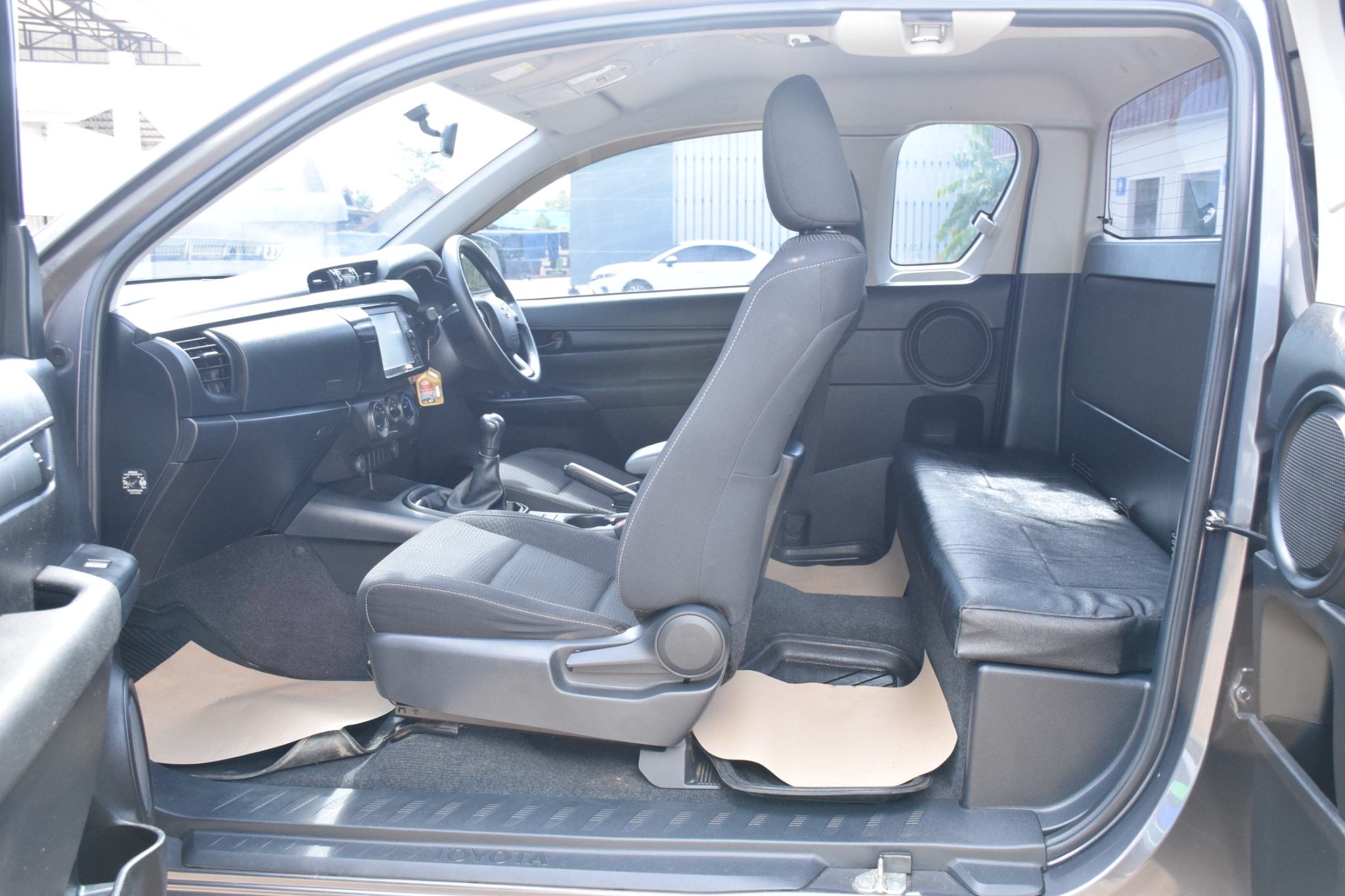 Car image 16