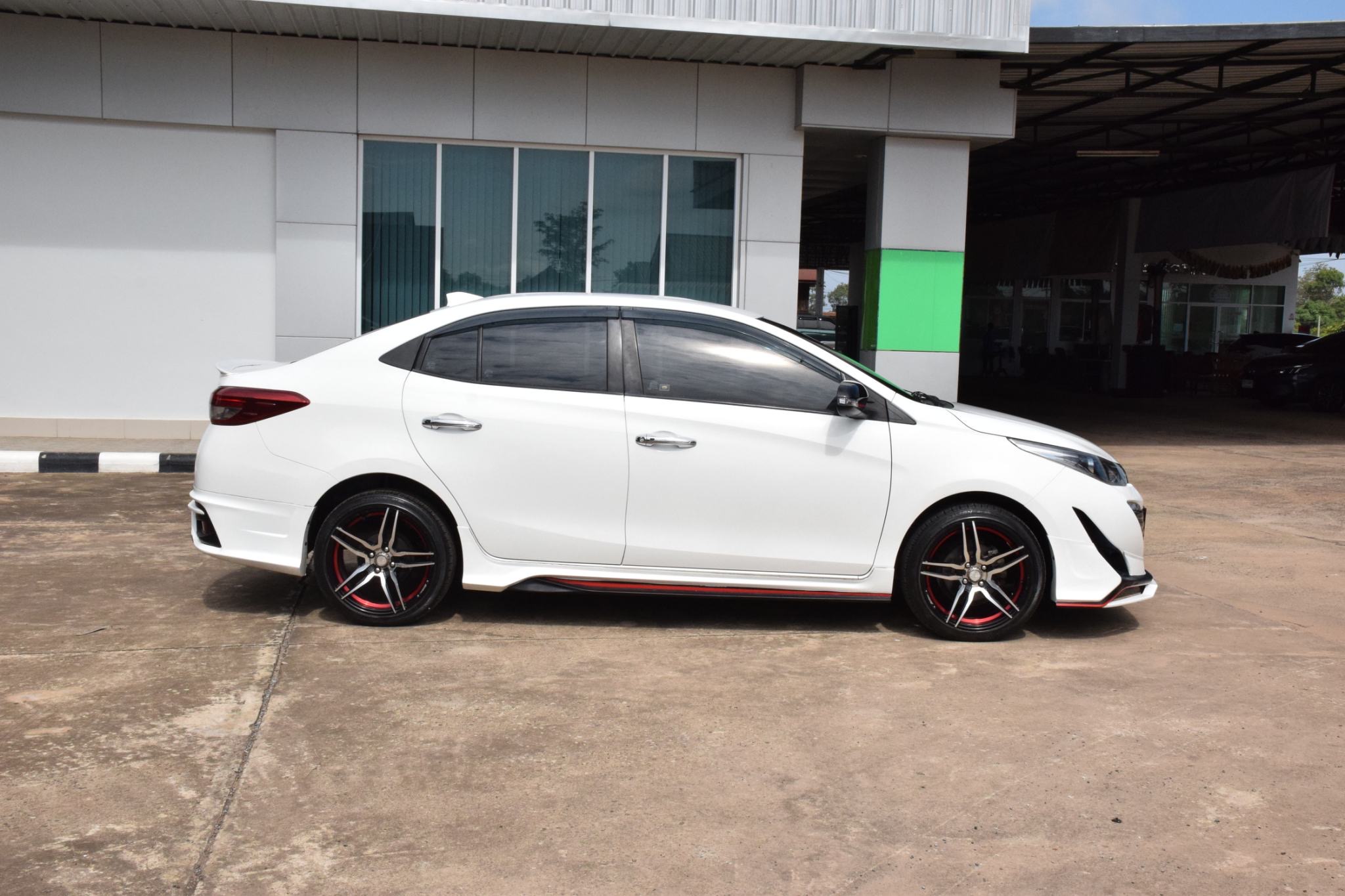 Car image 11