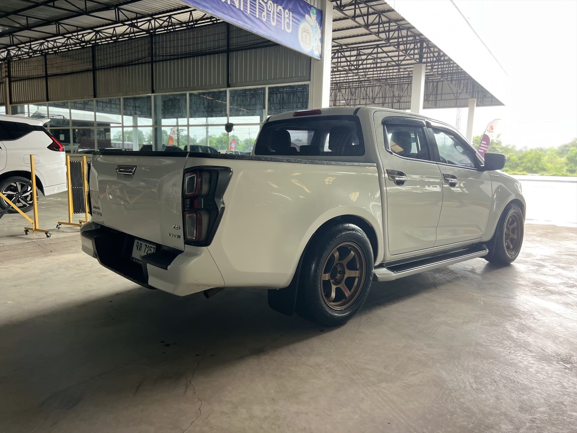 Car image 8