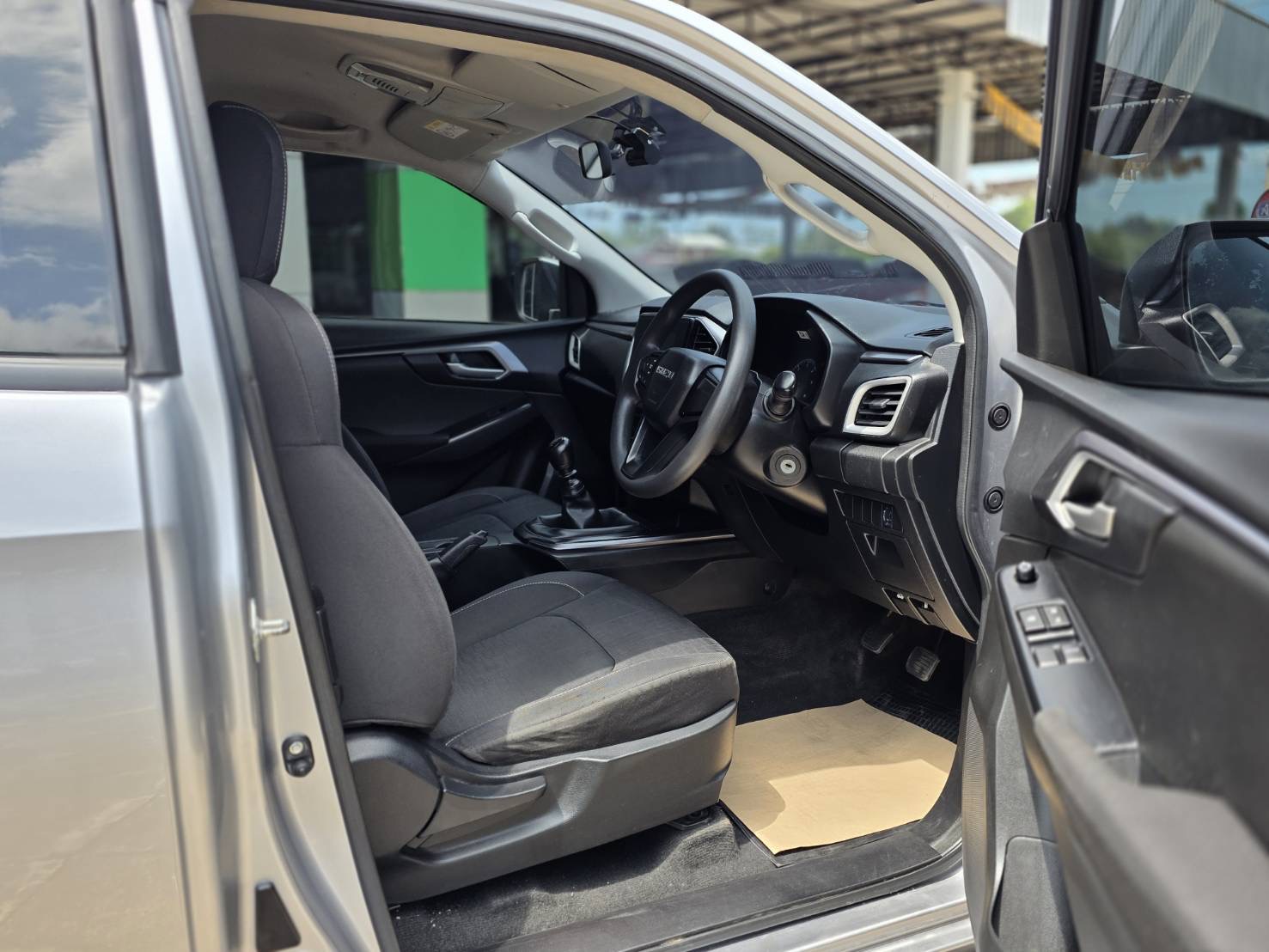 Car image 13