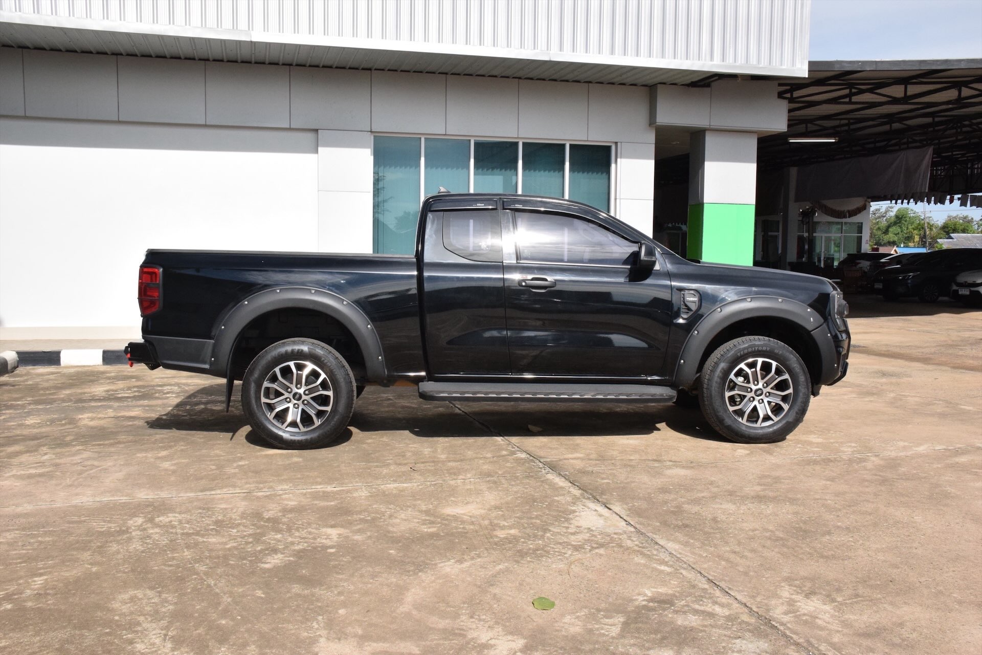 Car image 12