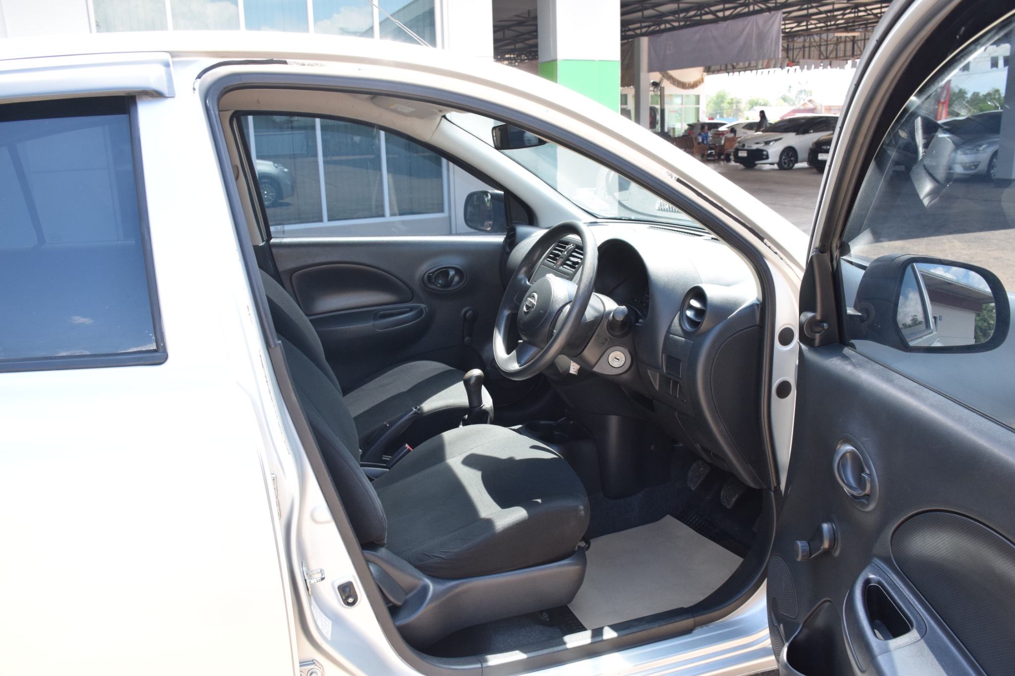 Car image 12
