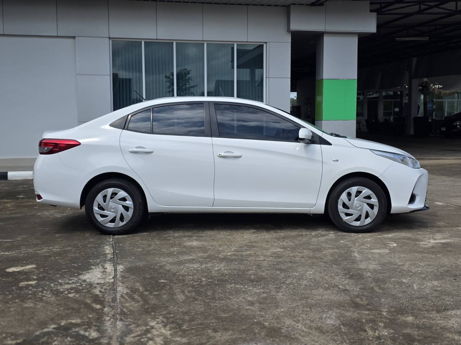 Car image 11