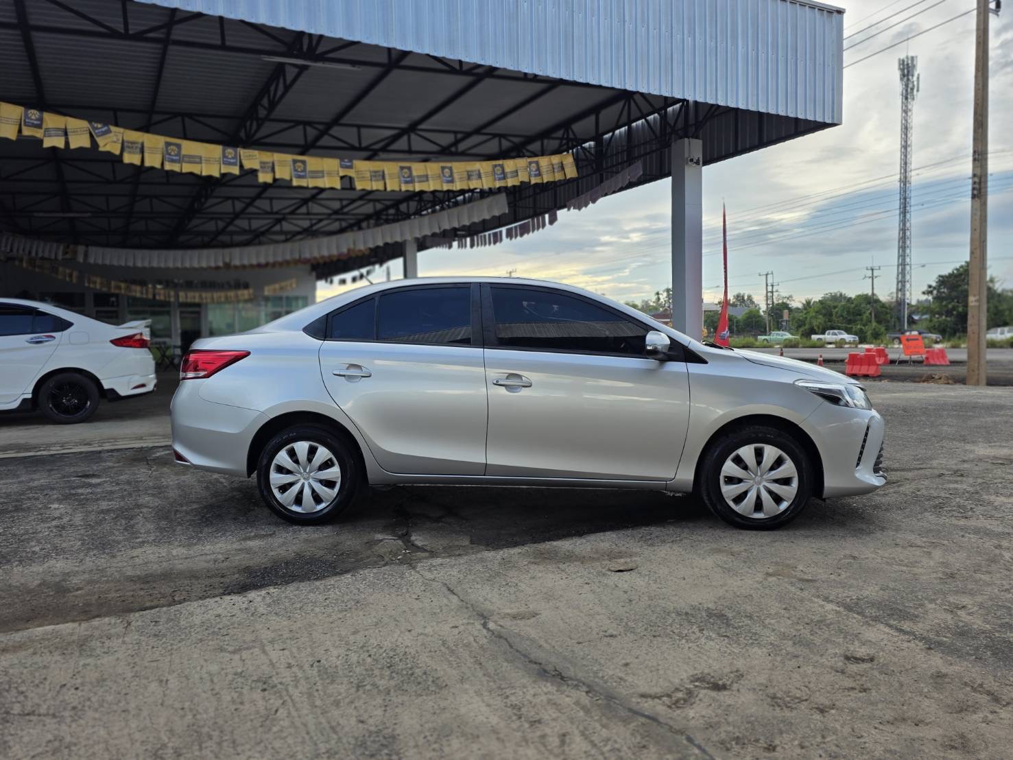 Car image 11