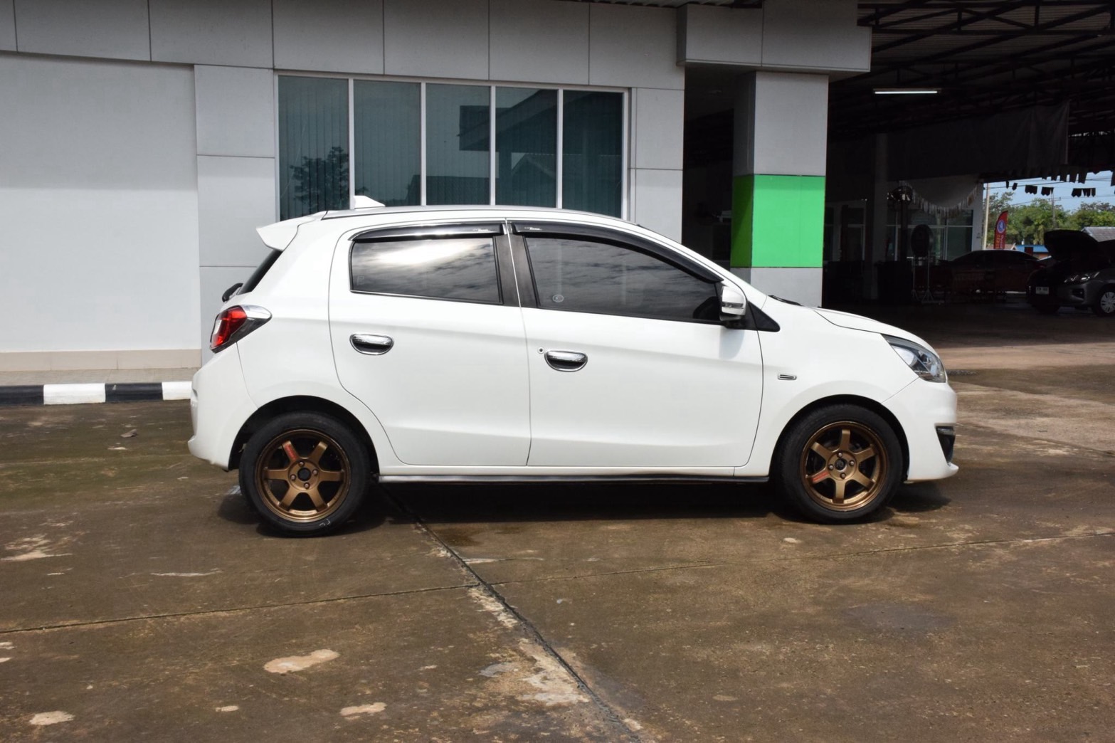 Car image 8