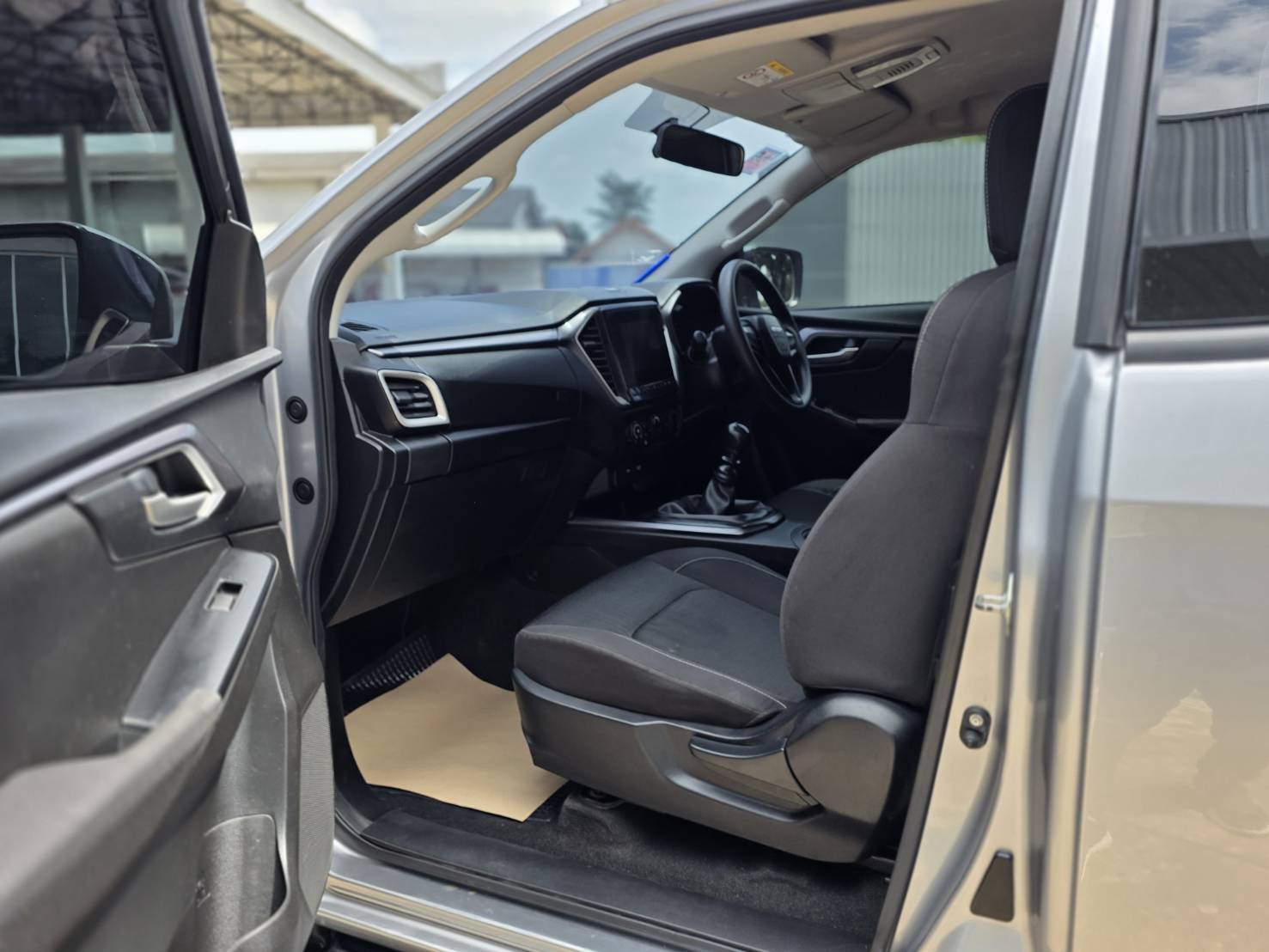 Car image 15
