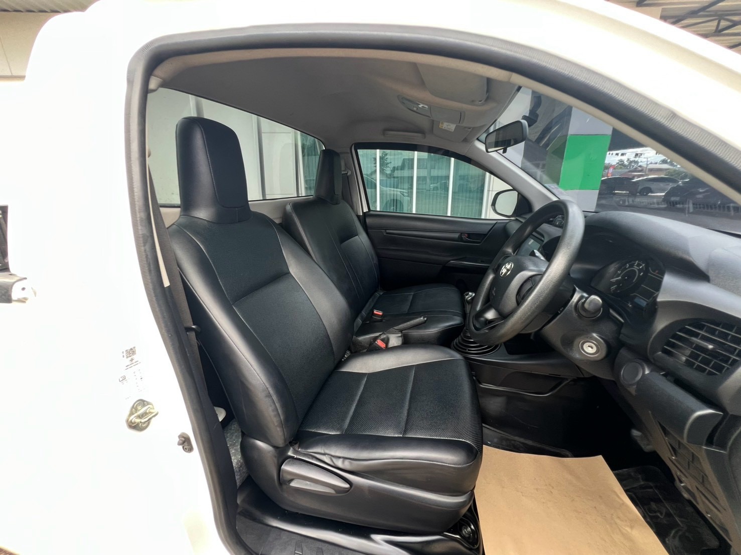 Car image 15