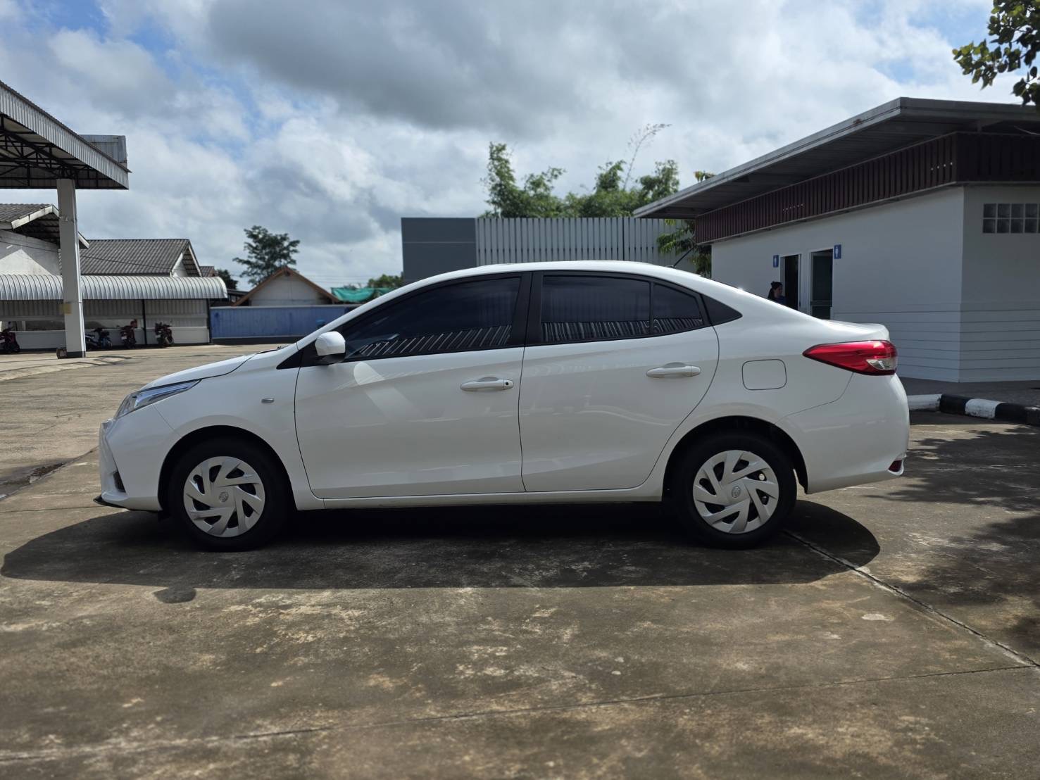 Car image 12