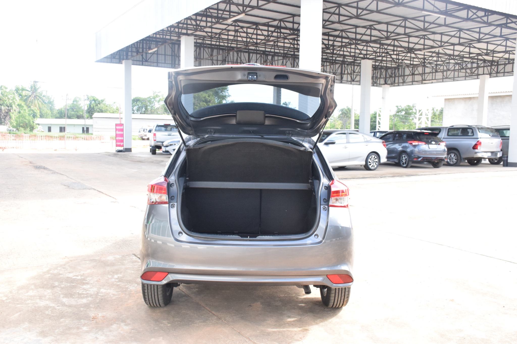 Car image 13