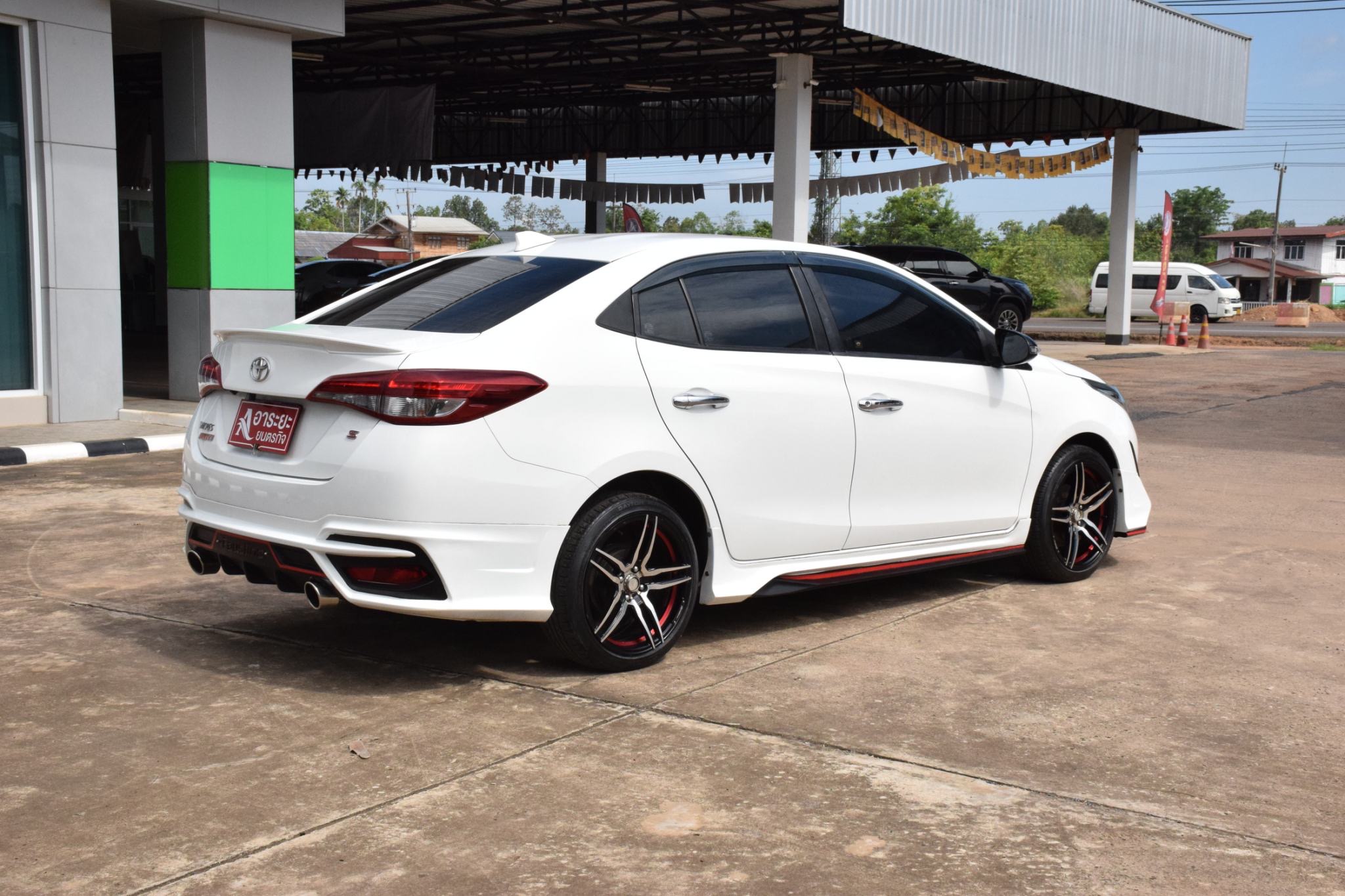 Car image 8