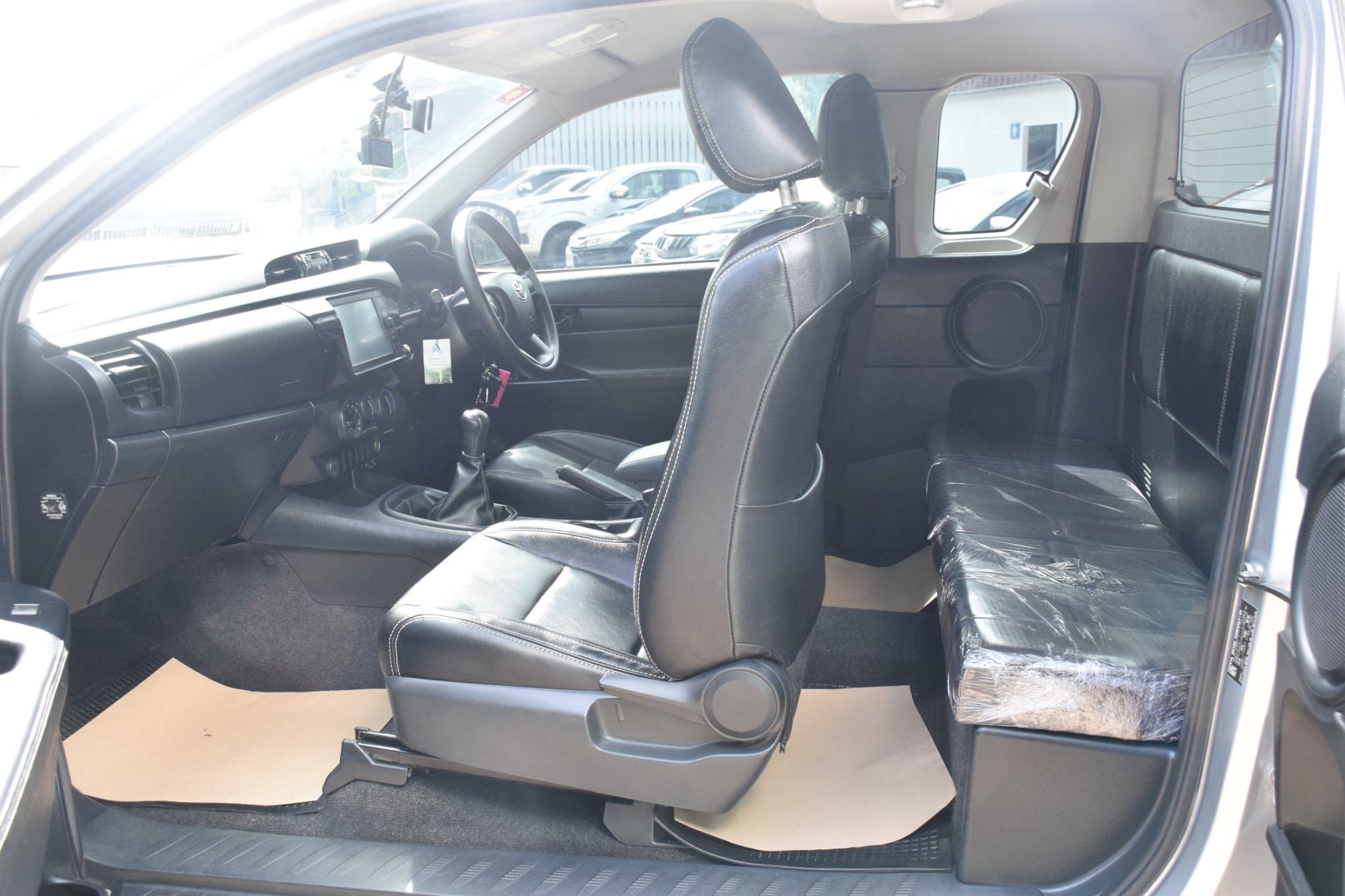 Car image 16