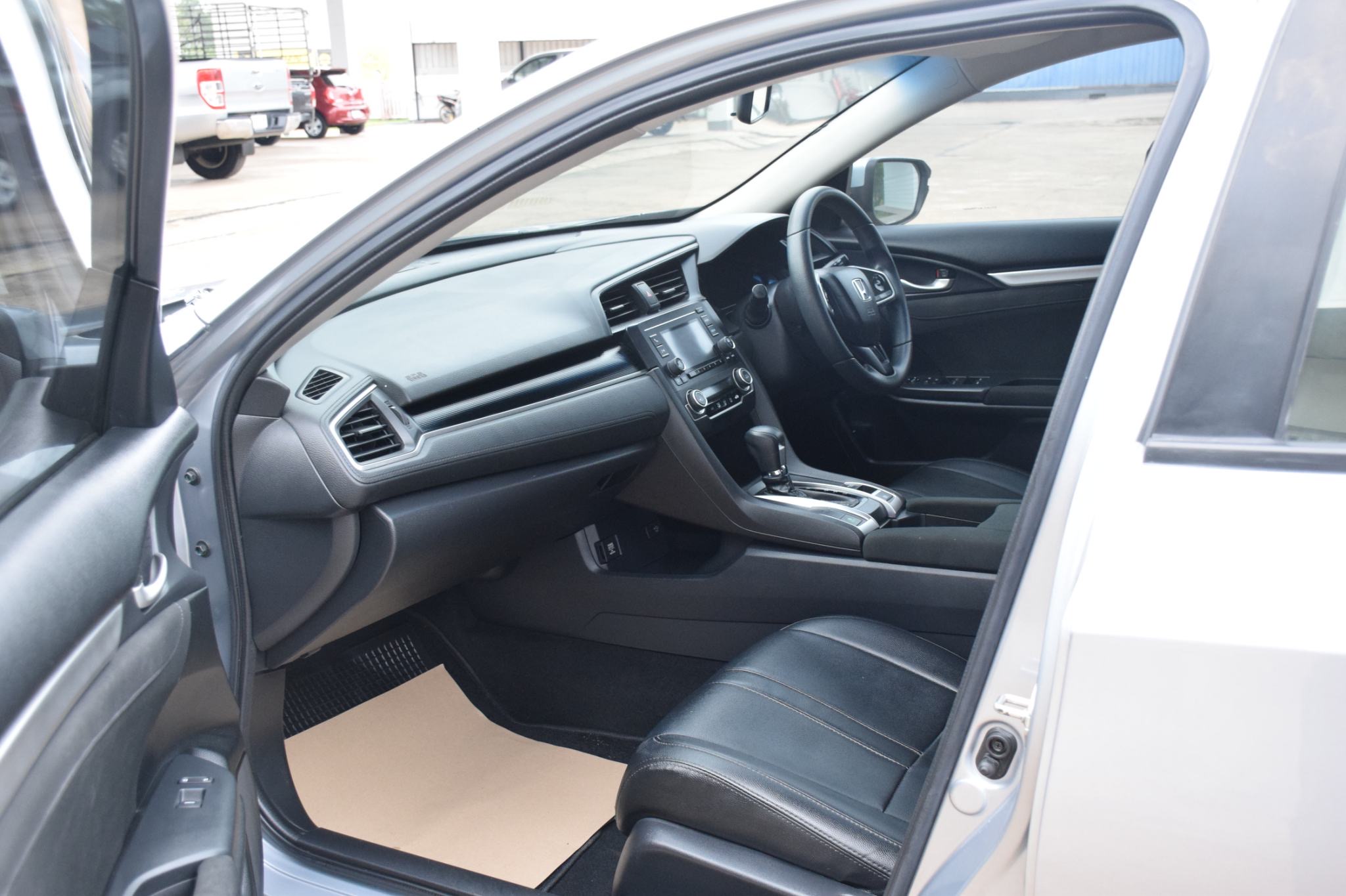 Car image 16
