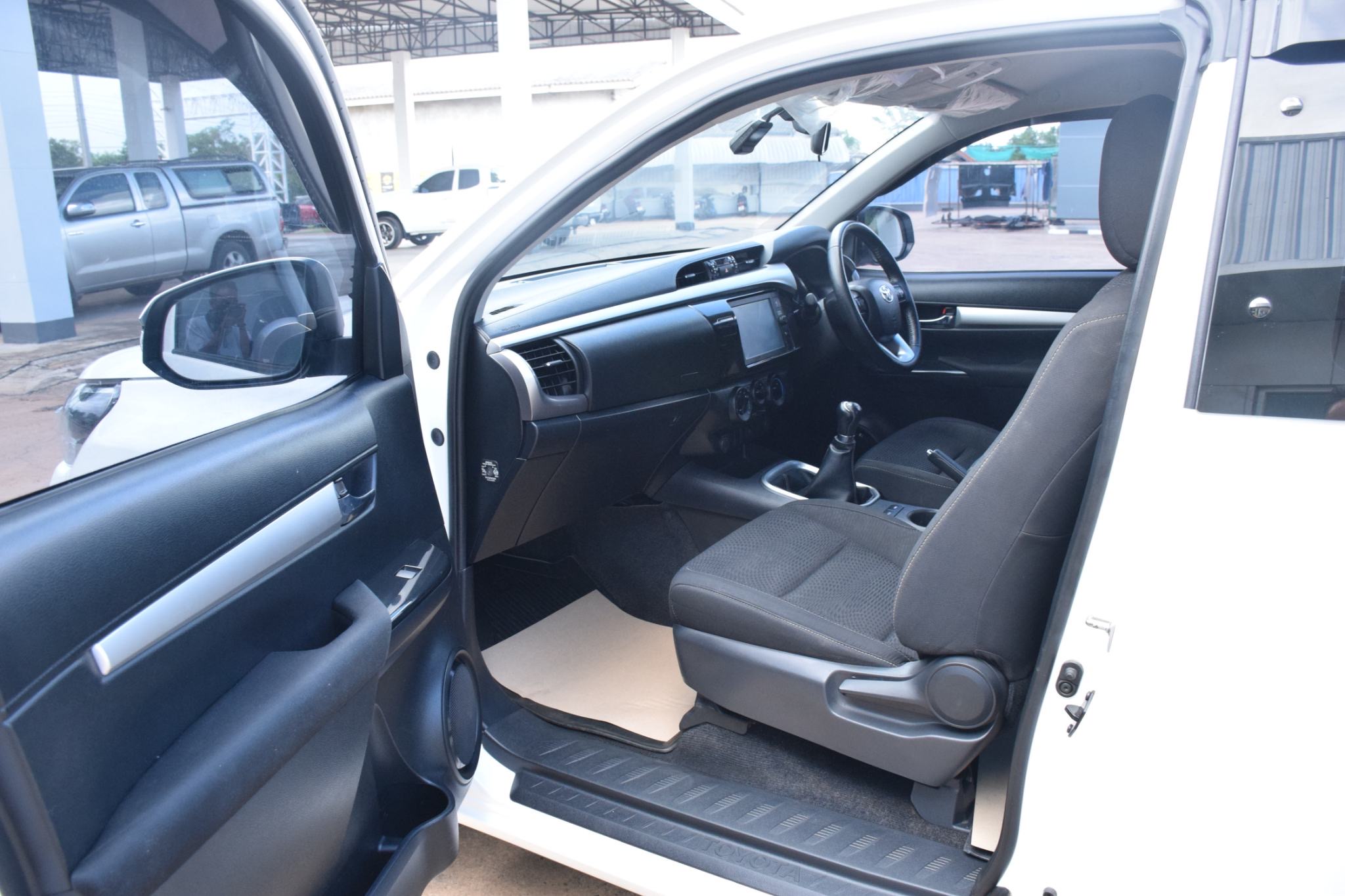 Car image 15