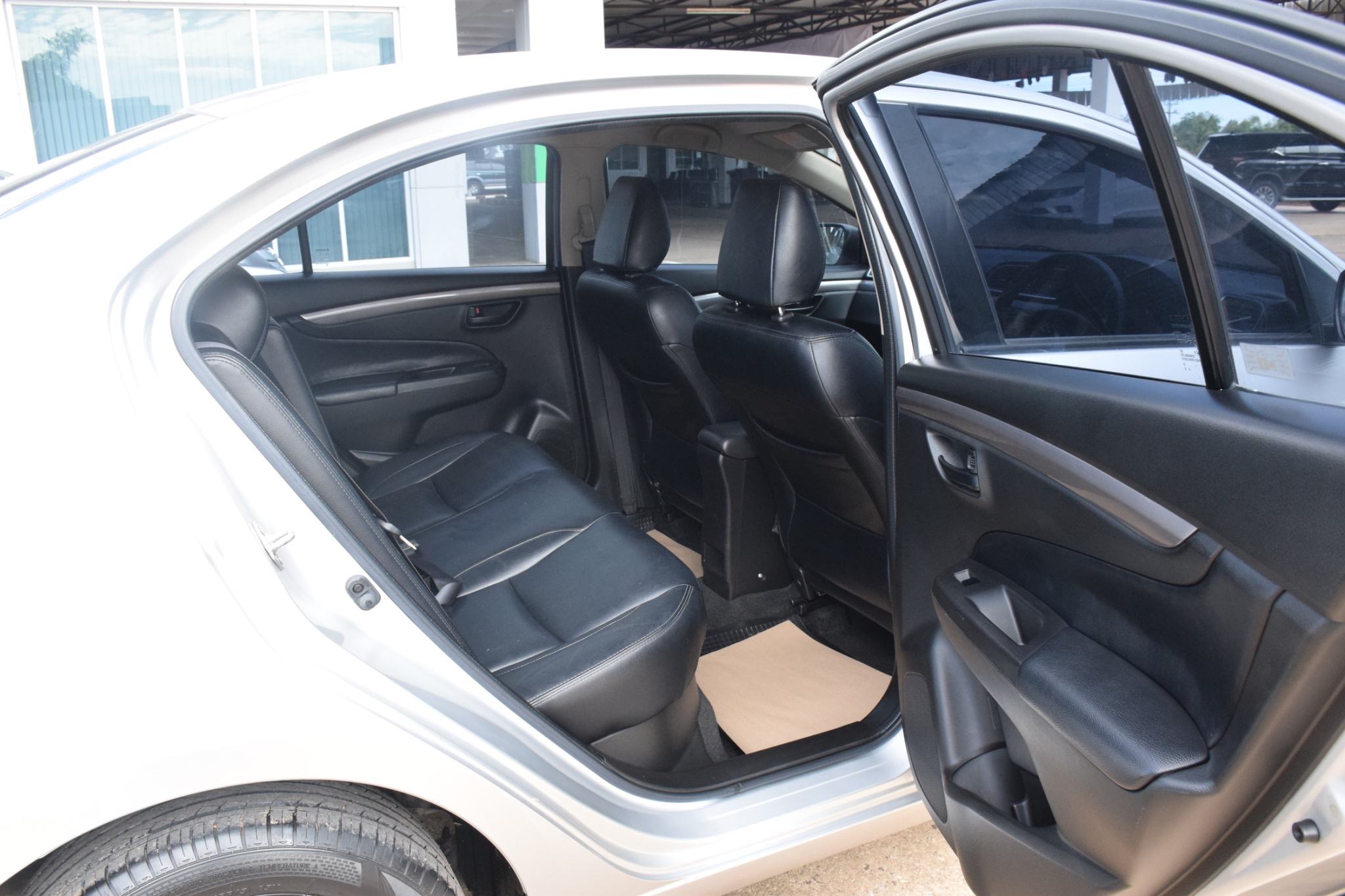 Car image 14