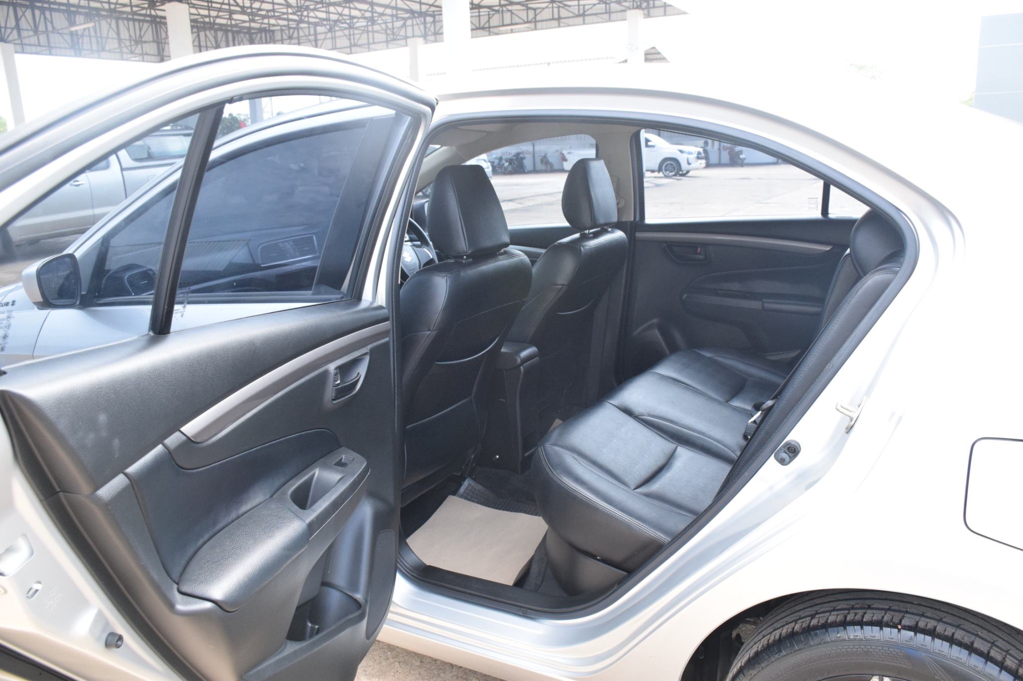 Car image 16