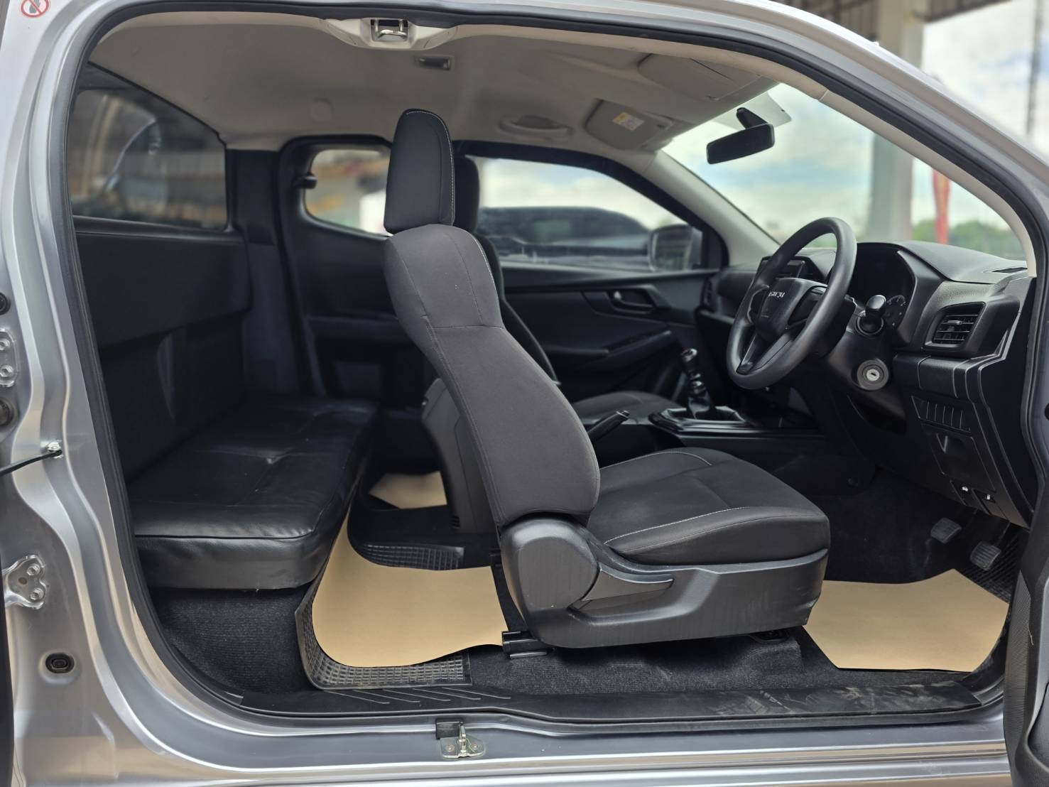 Car image 14