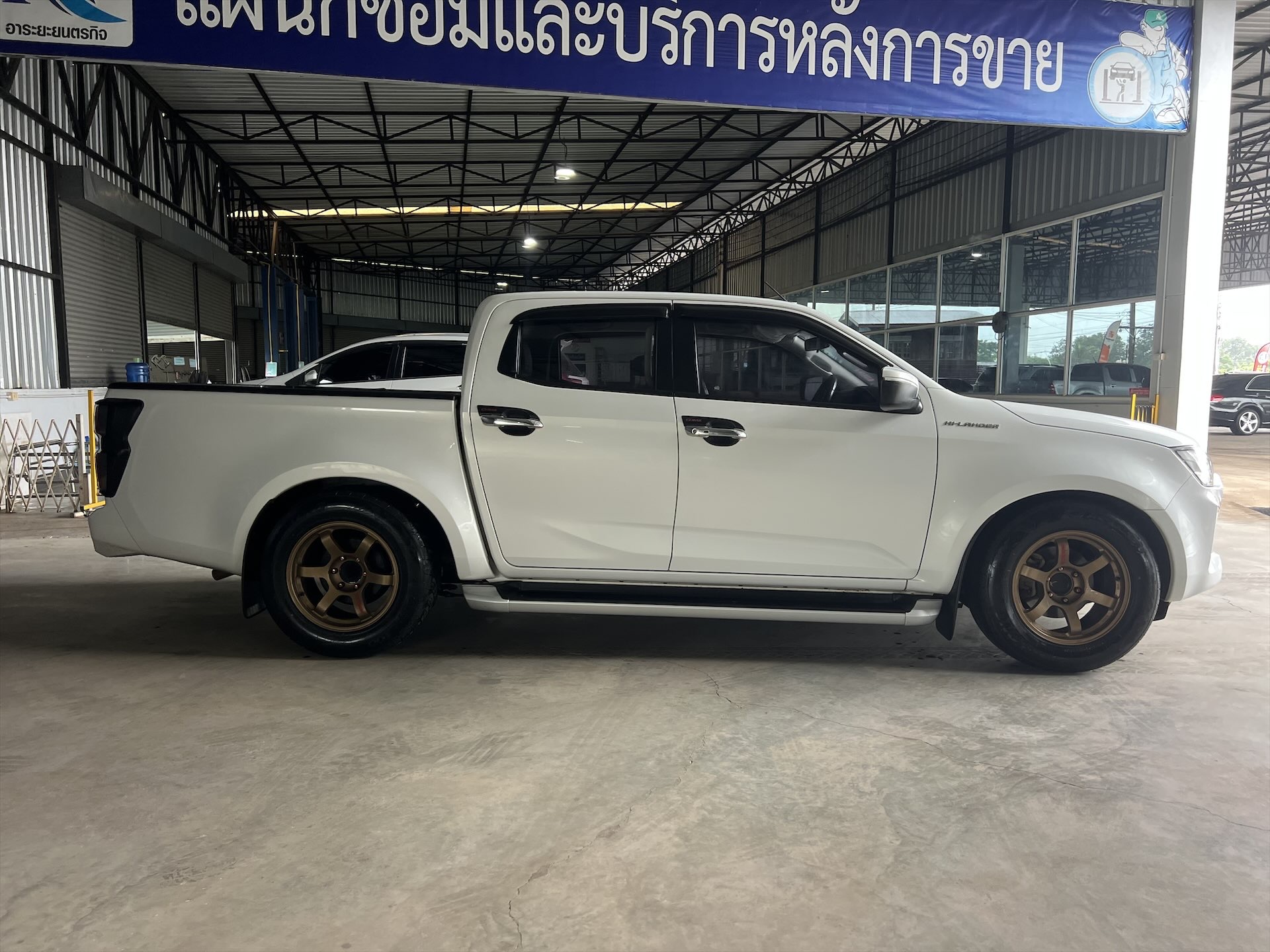 Car image 11