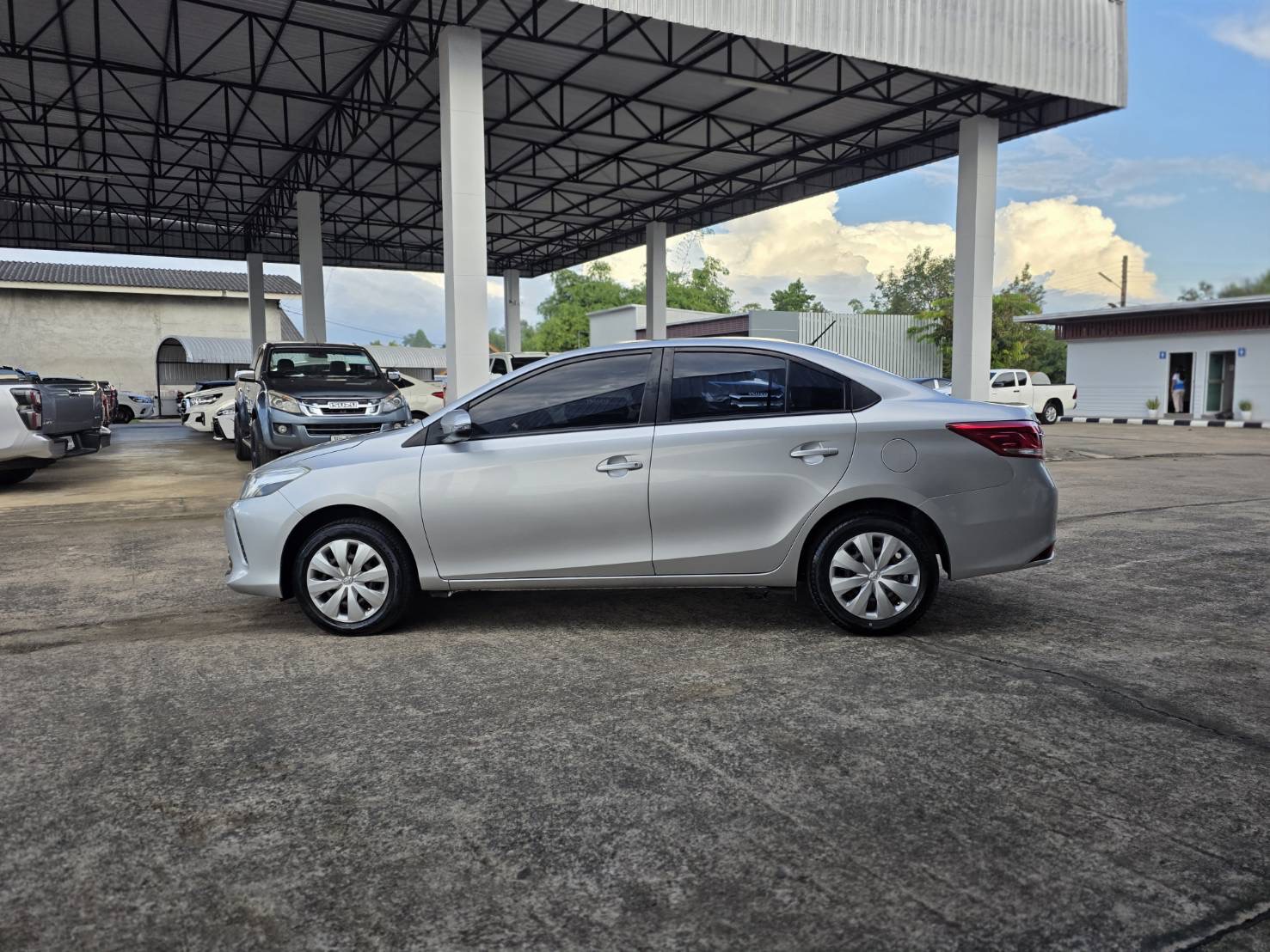 Car image 12