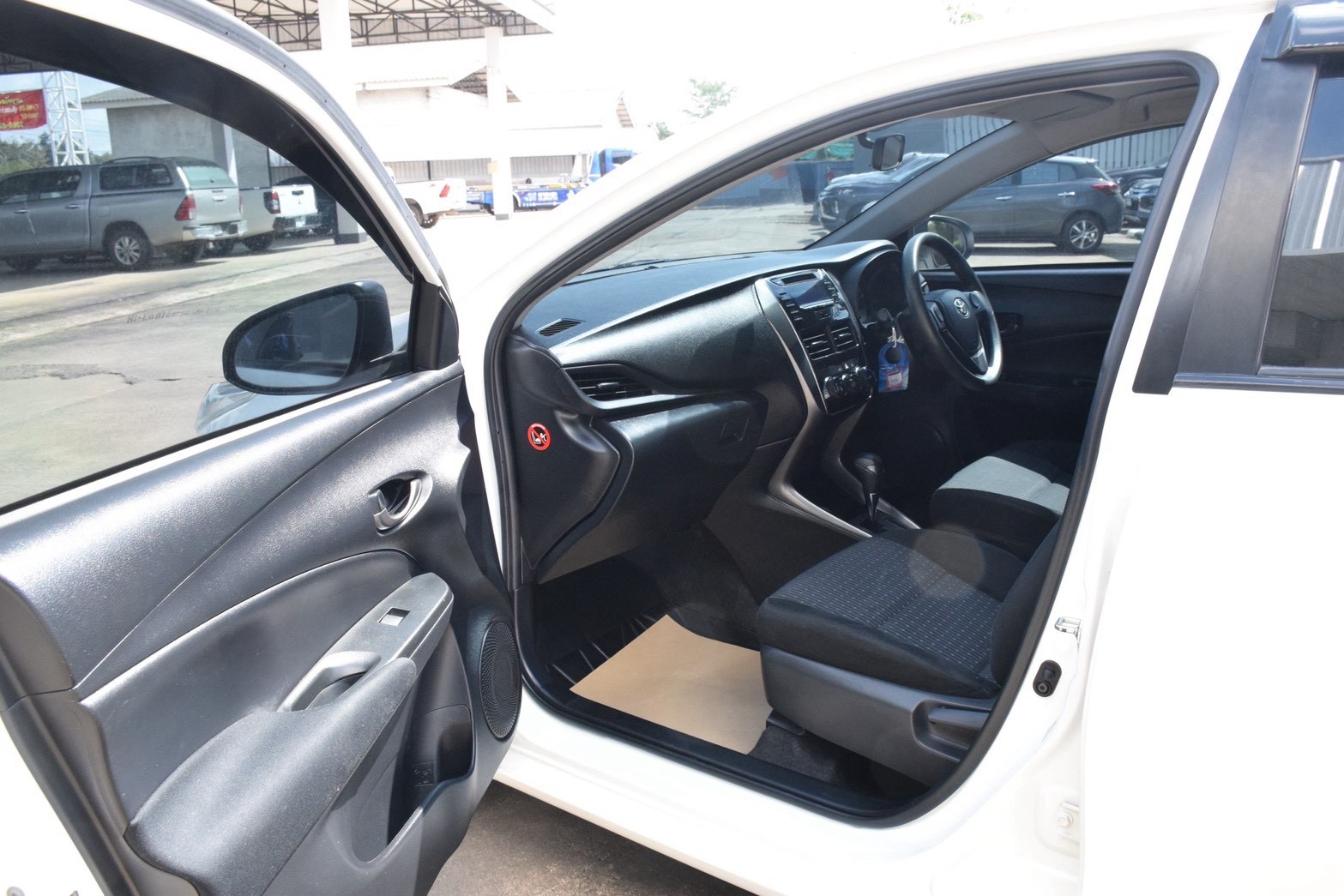 Car image 15