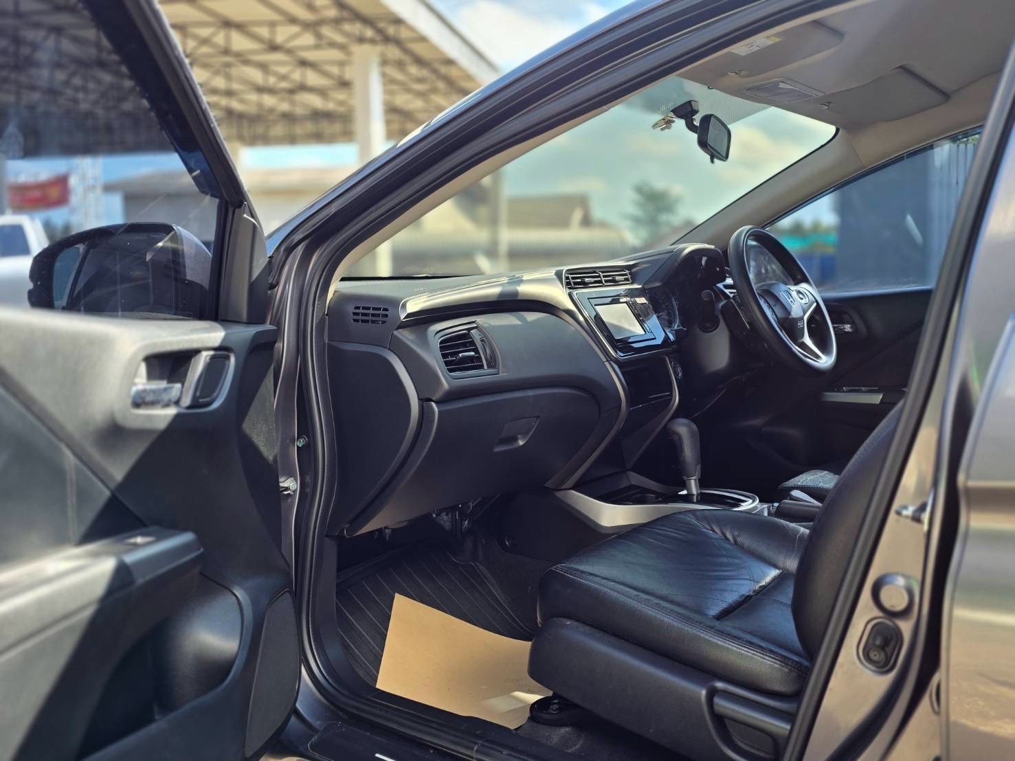 Car image 14