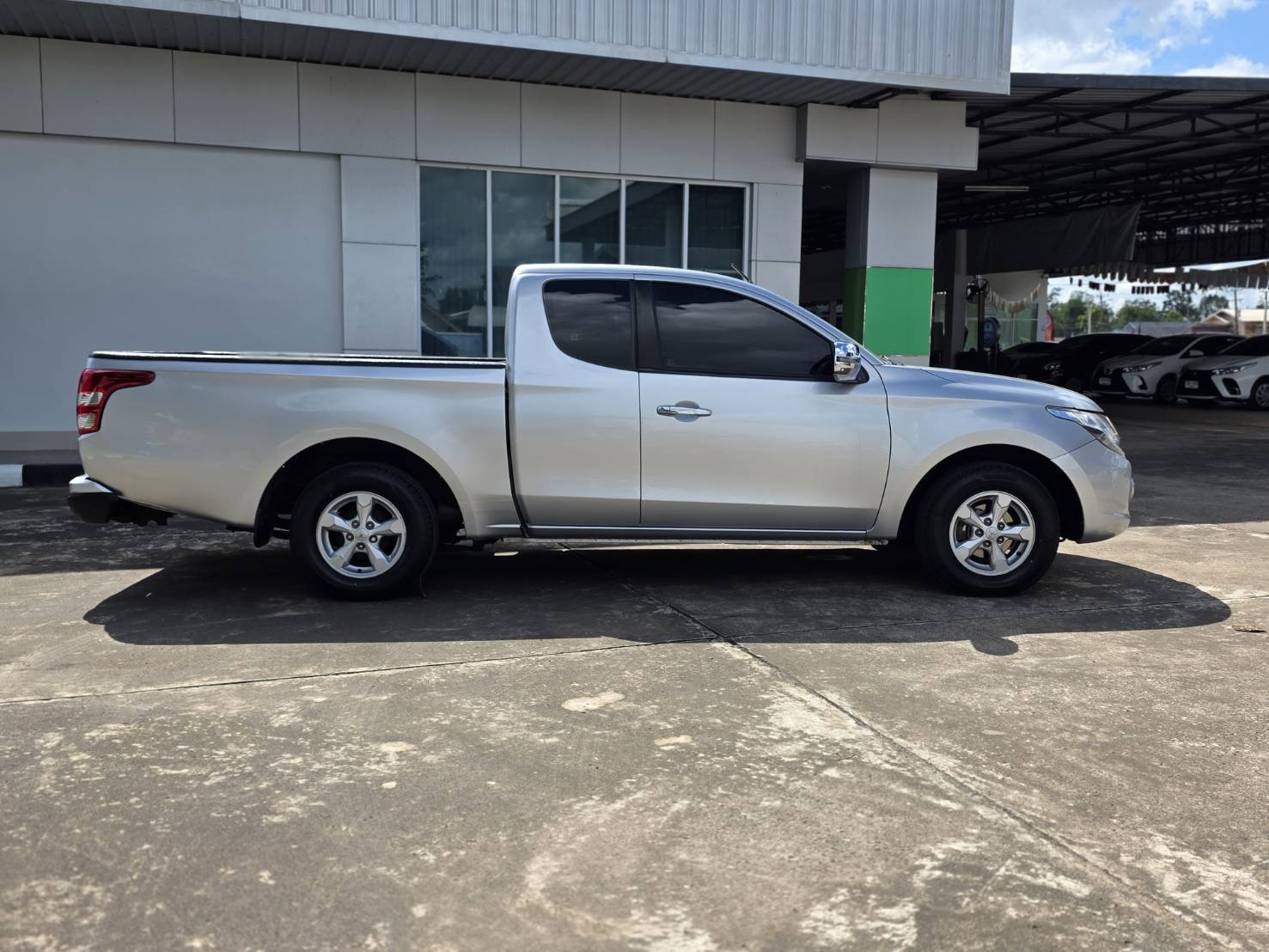 Car image 11