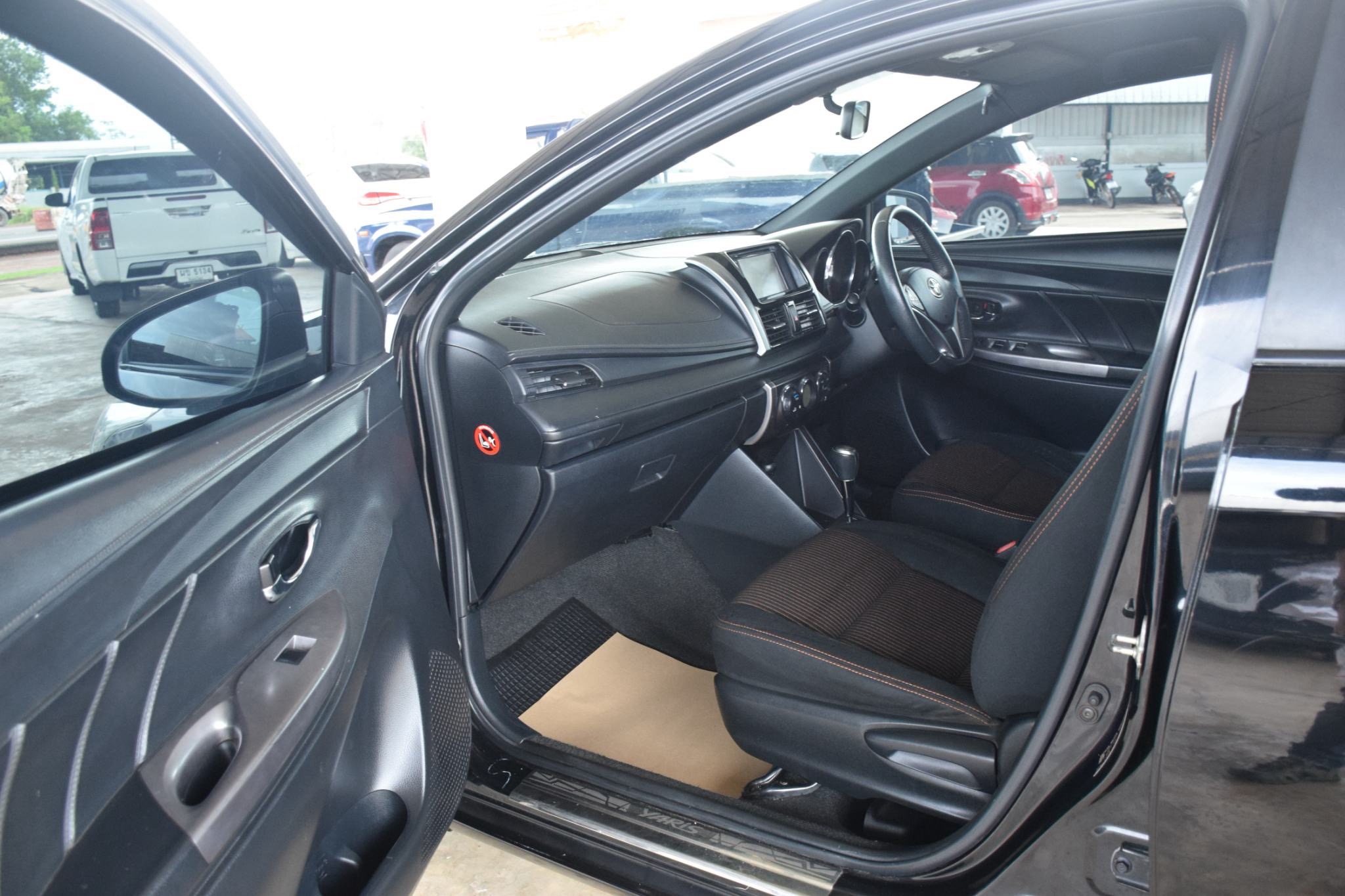 Car image 15