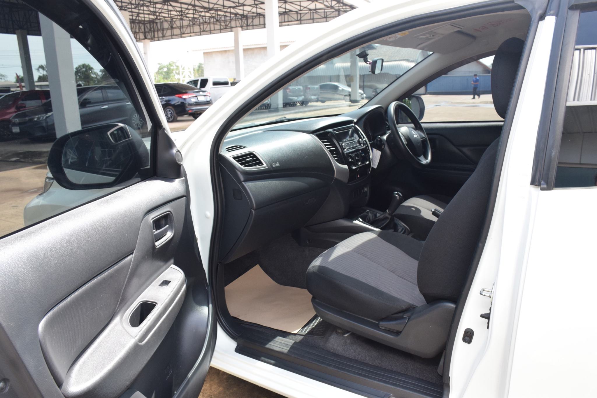 Car image 15